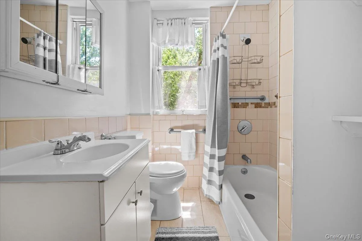 5600 Mosholu Avenue, New York, NY, 3 Bedrooms Bedrooms, 8 Rooms Rooms,1 BathroomBathrooms,Residential,For Rent,Mosholu,0,1014897 5600 Mosholu Avenue, New York, NY, 3 Bedrooms Bedrooms, 8 Rooms Rooms,1 BathroomBathrooms,Residential,For Rent,Mosholu,0,1014897