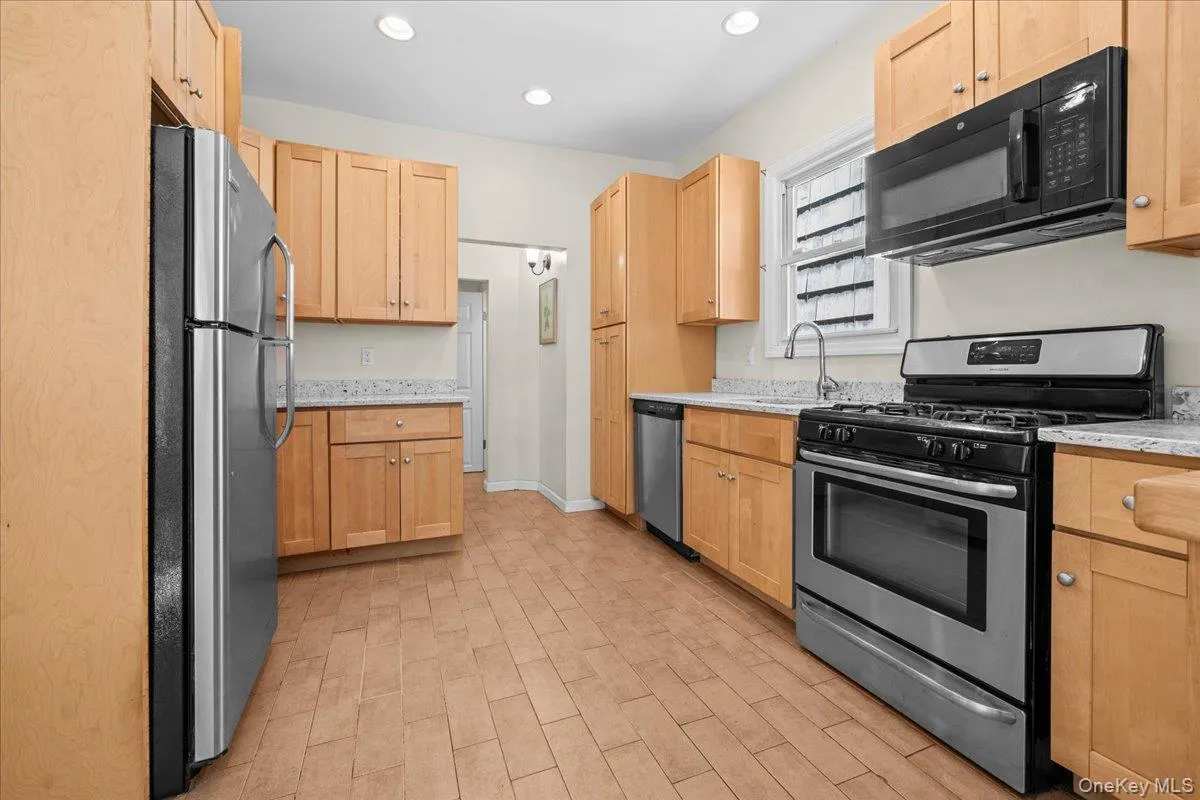 5600 Mosholu Avenue, New York, NY, 3 Bedrooms Bedrooms, 8 Rooms Rooms,1 BathroomBathrooms,Residential,For Rent,Mosholu,0,1014897 5600 Mosholu Avenue, New York, NY, 3 Bedrooms Bedrooms, 8 Rooms Rooms,1 BathroomBathrooms,Residential,For Rent,Mosholu,0,1014897
