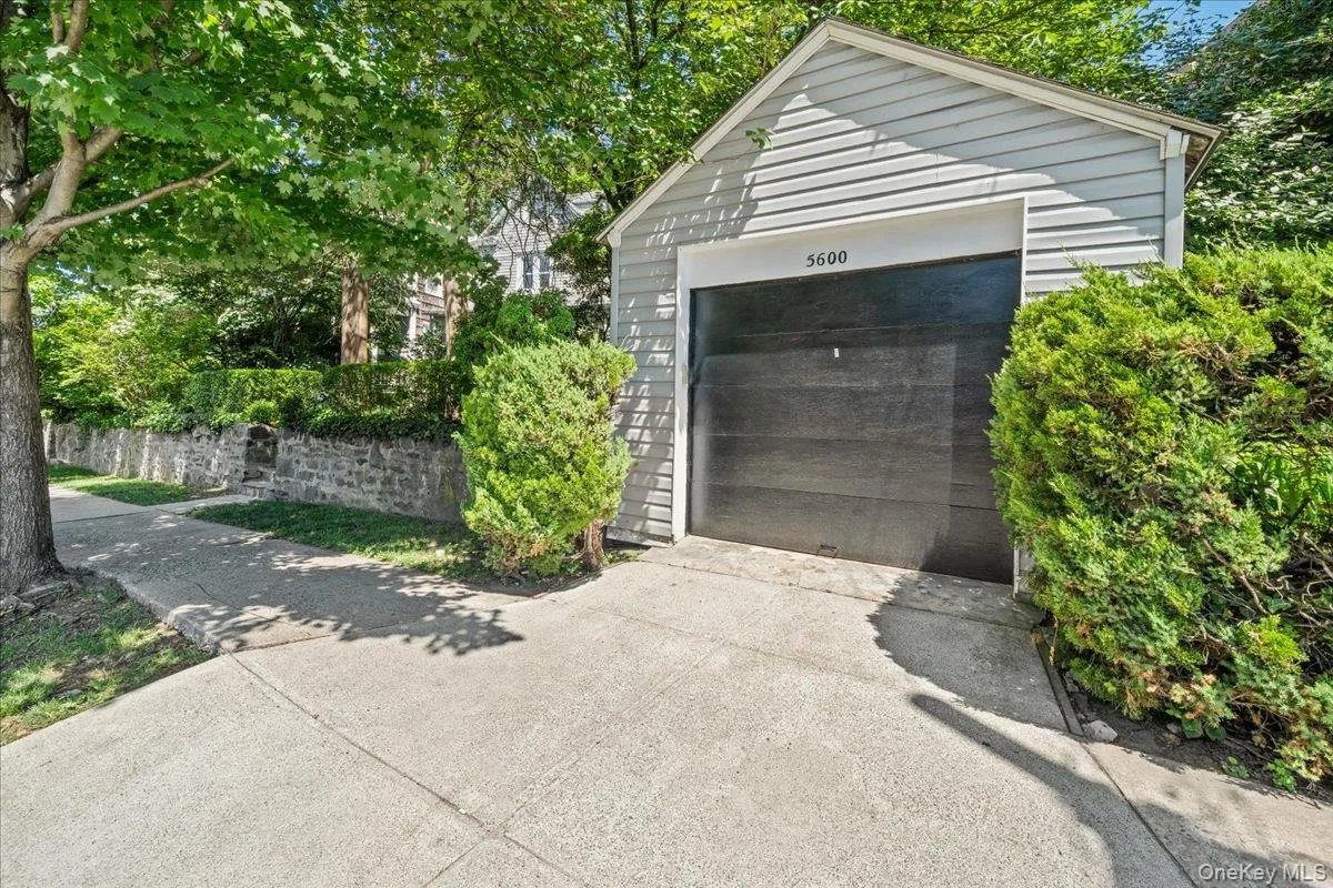 5600 Mosholu Avenue, New York, NY, 3 Bedrooms Bedrooms, 8 Rooms Rooms,1 BathroomBathrooms,Residential,For Rent,Mosholu,0,1014897 5600 Mosholu Avenue, New York, NY, 3 Bedrooms Bedrooms, 8 Rooms Rooms,1 BathroomBathrooms,Residential,For Rent,Mosholu,0,1014897