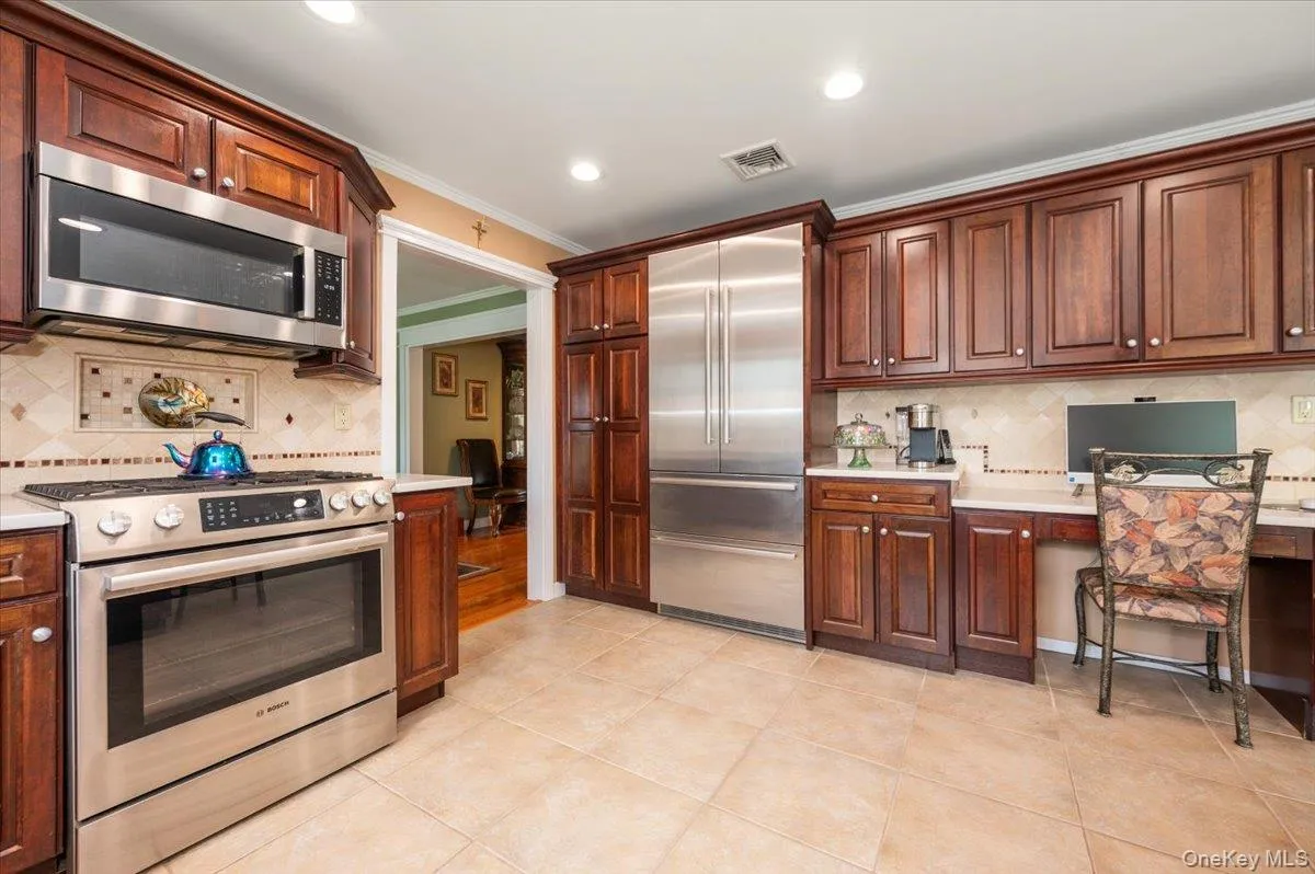 18 South Plaza, Babylon, NY, 4 Bedrooms Bedrooms, 8 Rooms Rooms,2 BathroomsBathrooms,Residential,For Rent,South,0,KEY1014904 18 South Plaza, Babylon, NY, 4 Bedrooms Bedrooms, 8 Rooms Rooms,2 BathroomsBathrooms,Residential,For Rent,South,0,KEY1014904