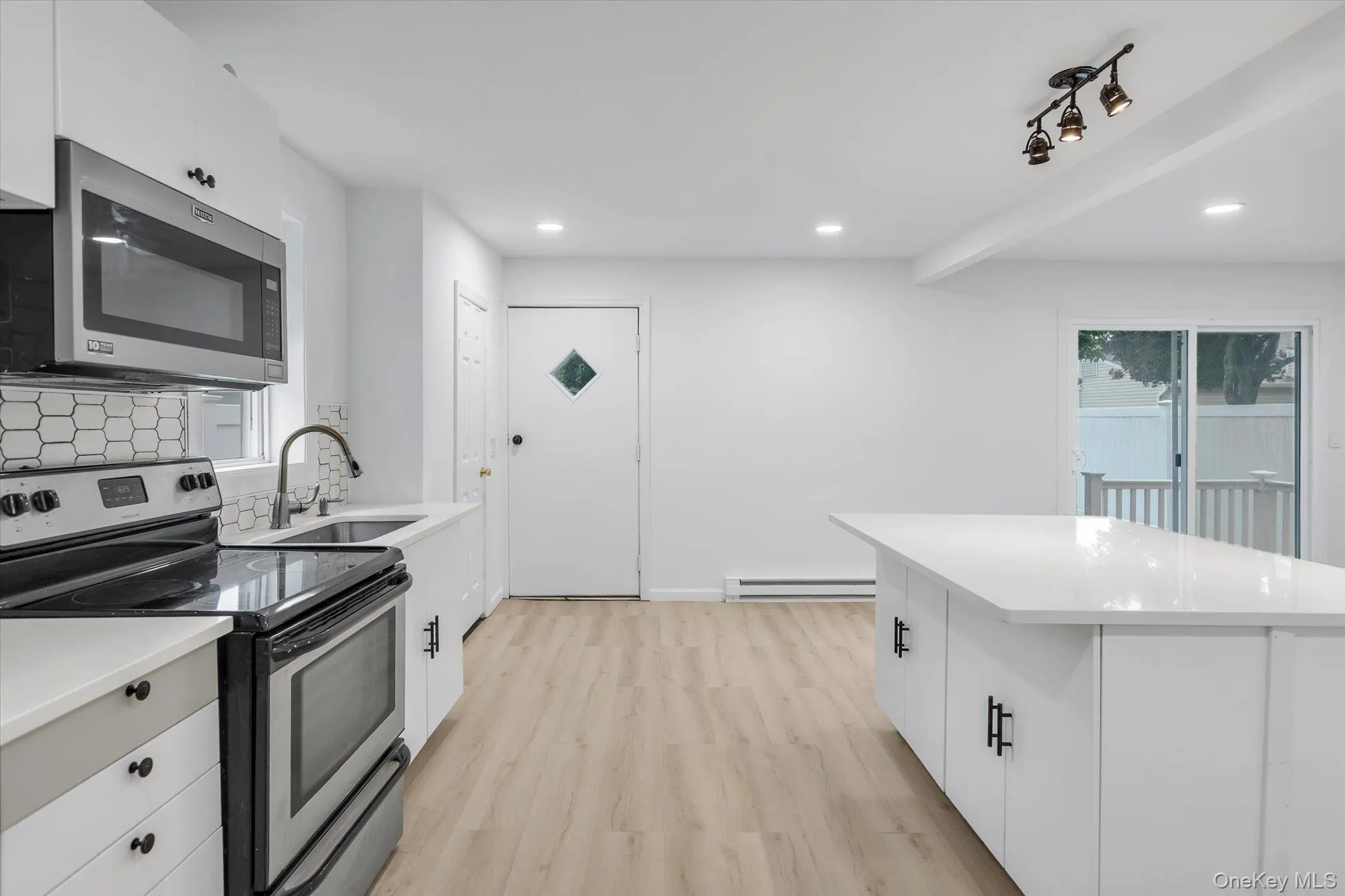 158 Continental Avenue, Huntington, NY, 1 Bedroom Bedrooms, 3 Rooms Rooms,1 BathroomBathrooms,Residential Lease,For Rent,Continental,0,KEY1014933 158 Continental Avenue, Huntington, NY, 1 Bedroom Bedrooms, 3 Rooms Rooms,1 BathroomBathrooms,Residential Lease,For Rent,Continental,0,KEY1014933