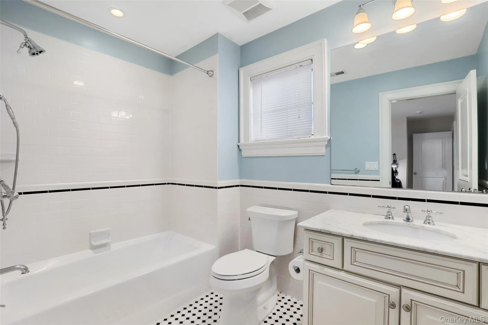 Full bathroom Full bathroom
