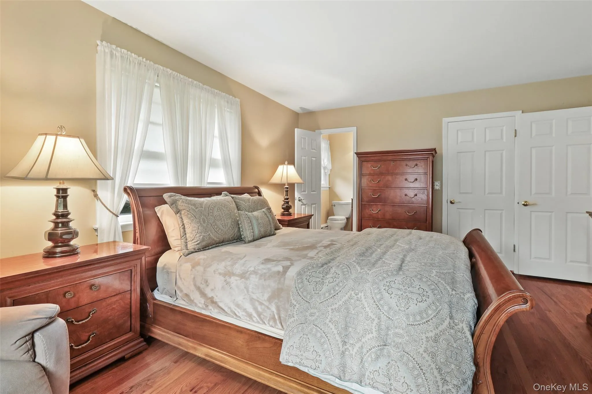 En-suite and walk-in closet En-suite and walk-in closet