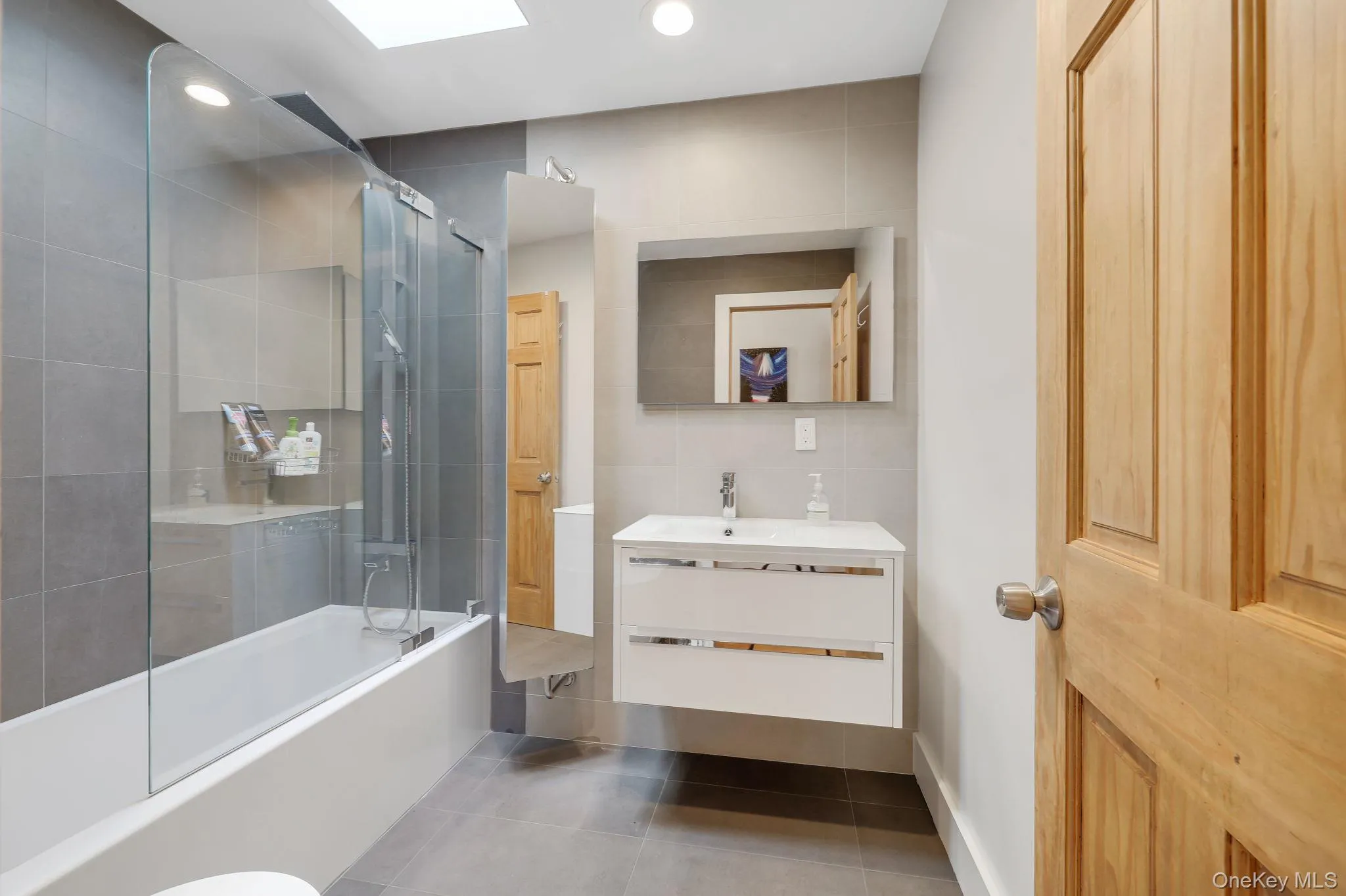 Hallway Full Bath with Shower and Tub Hallway Full Bath with Shower and Tub