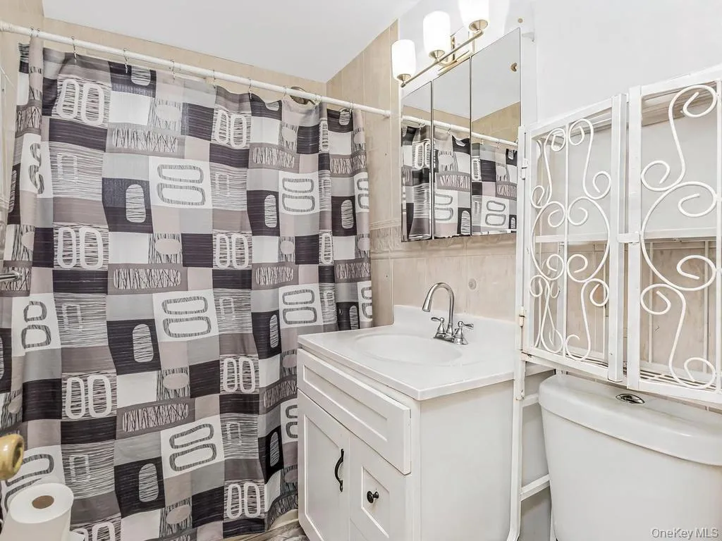 4133 Grace Avenue, New York, NY, 3 Bedrooms Bedrooms, 8 Rooms Rooms,1 BathroomBathrooms,Residential,For Rent,Grace,0,1015049 4133 Grace Avenue, New York, NY, 3 Bedrooms Bedrooms, 8 Rooms Rooms,1 BathroomBathrooms,Residential,For Rent,Grace,0,1015049