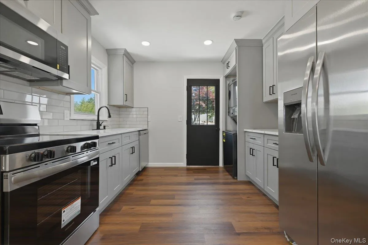 20 Wyona Avenue, Babylon, NY, 4 Bedrooms Bedrooms, 8 Rooms Rooms,2 BathroomsBathrooms,Residential,For Rent,Wyona,0,1015064 20 Wyona Avenue, Babylon, NY, 4 Bedrooms Bedrooms, 8 Rooms Rooms,2 BathroomsBathrooms,Residential,For Rent,Wyona,0,1015064