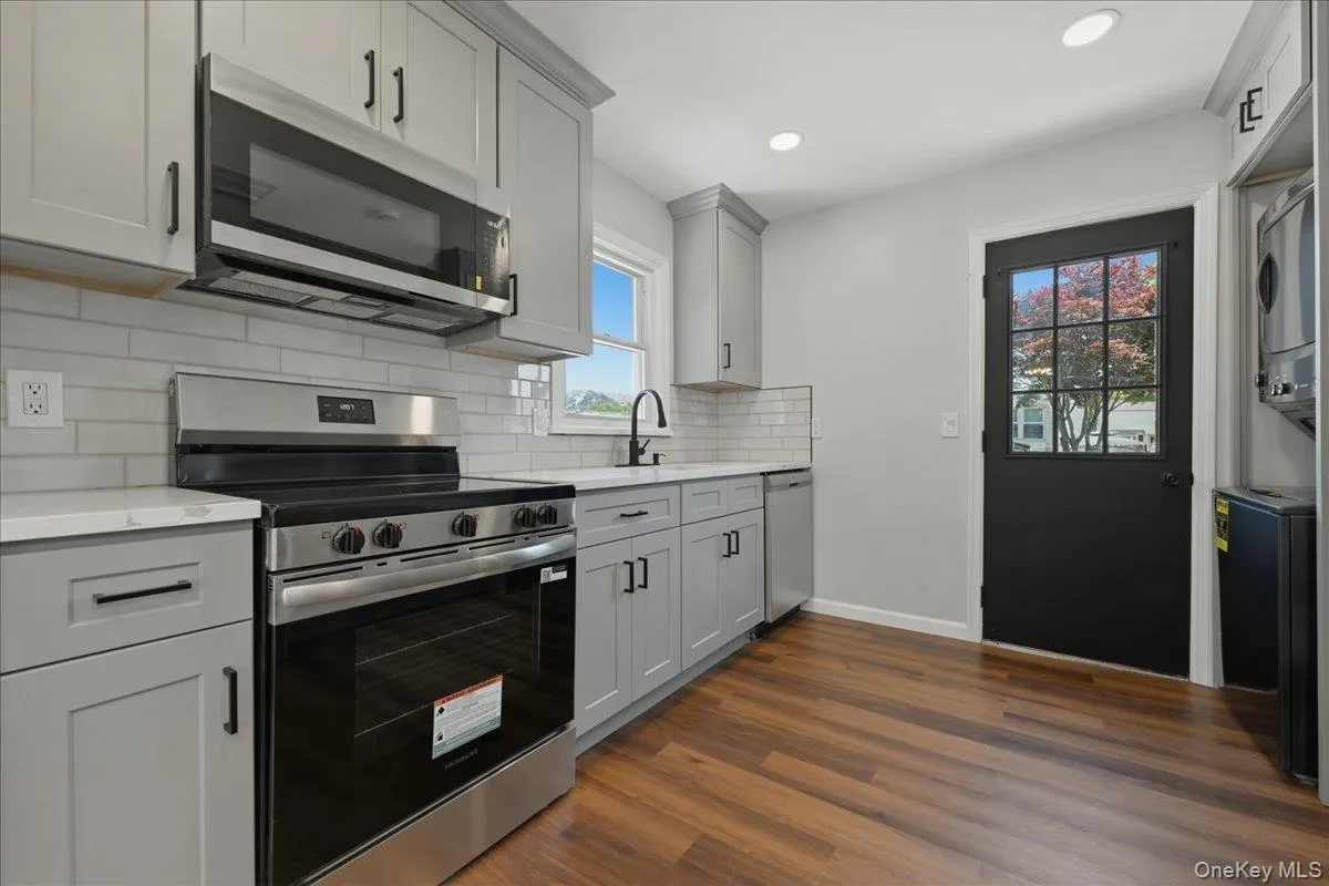 20 Wyona Avenue, Babylon, NY, 4 Bedrooms Bedrooms, 8 Rooms Rooms,2 BathroomsBathrooms,Residential,For Rent,Wyona,0,1015064 20 Wyona Avenue, Babylon, NY, 4 Bedrooms Bedrooms, 8 Rooms Rooms,2 BathroomsBathrooms,Residential,For Rent,Wyona,0,1015064
