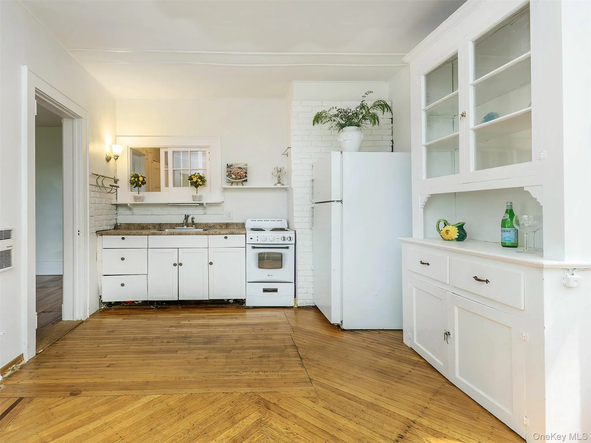 42 Central Avenue, Oyster Bay, NY, 1 Bedroom Bedrooms, 3 Rooms Rooms,1 BathroomBathrooms,Residential Lease,For Rent,Central,0,1015071 42 Central Avenue, Oyster Bay, NY, 1 Bedroom Bedrooms, 3 Rooms Rooms,1 BathroomBathrooms,Residential Lease,For Rent,Central,0,1015071