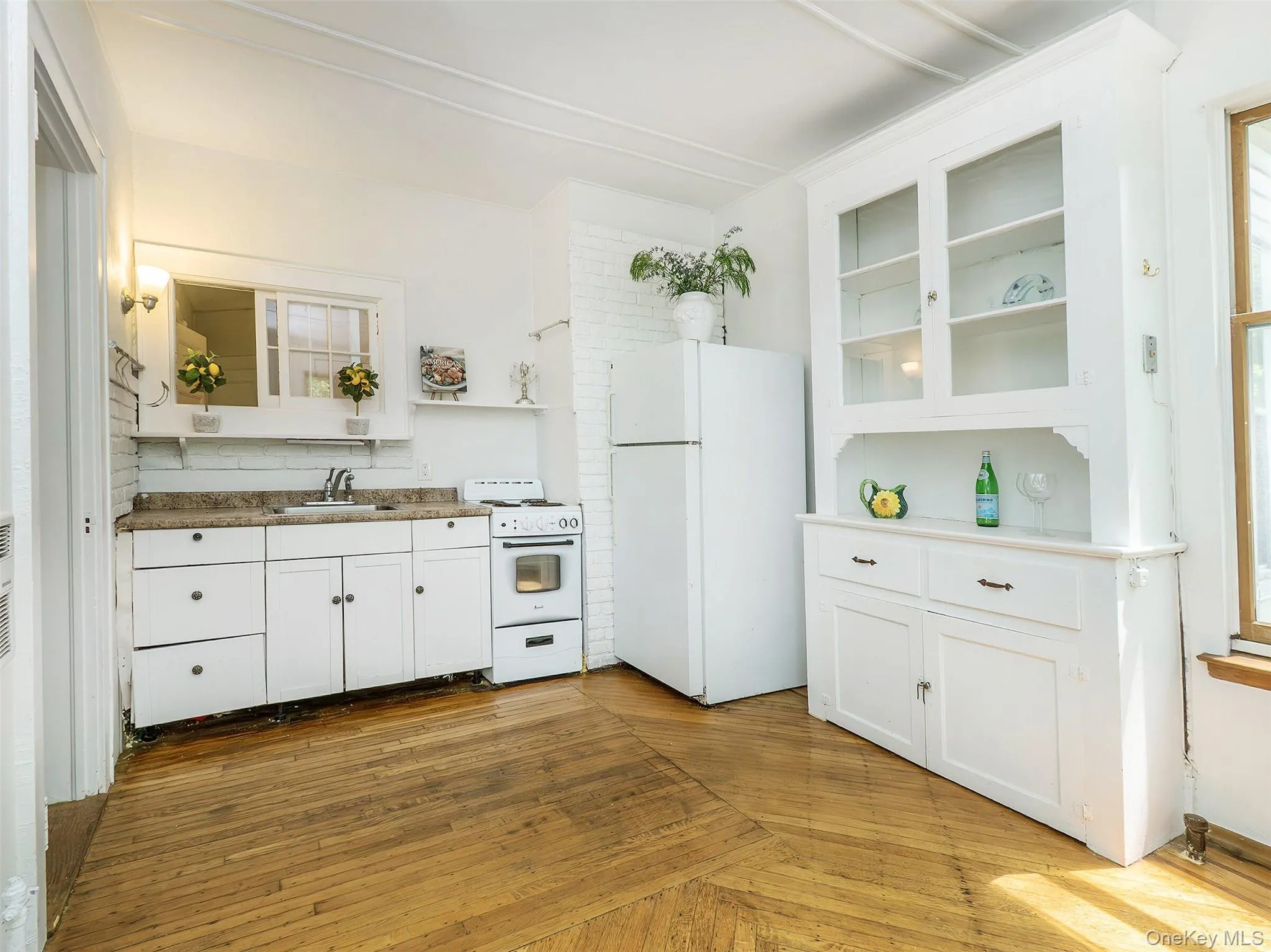 42 Central Avenue, Oyster Bay, NY, 1 Bedroom Bedrooms, 3 Rooms Rooms,1 BathroomBathrooms,Residential Lease,For Rent,Central,0,1015071 42 Central Avenue, Oyster Bay, NY, 1 Bedroom Bedrooms, 3 Rooms Rooms,1 BathroomBathrooms,Residential Lease,For Rent,Central,0,1015071