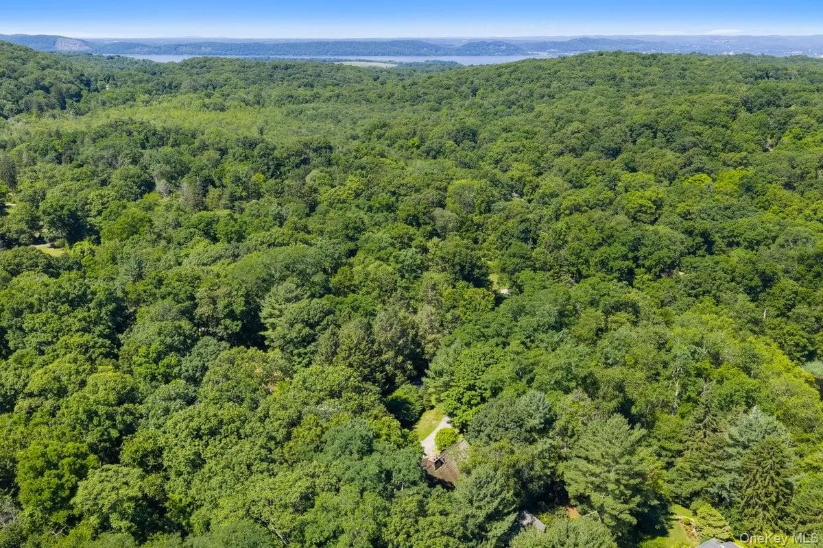 The Hudson River is only minutes away. This is not just a home, its a lifestyle! The Hudson River is only minutes away. This is not just a home, its a lifestyle!