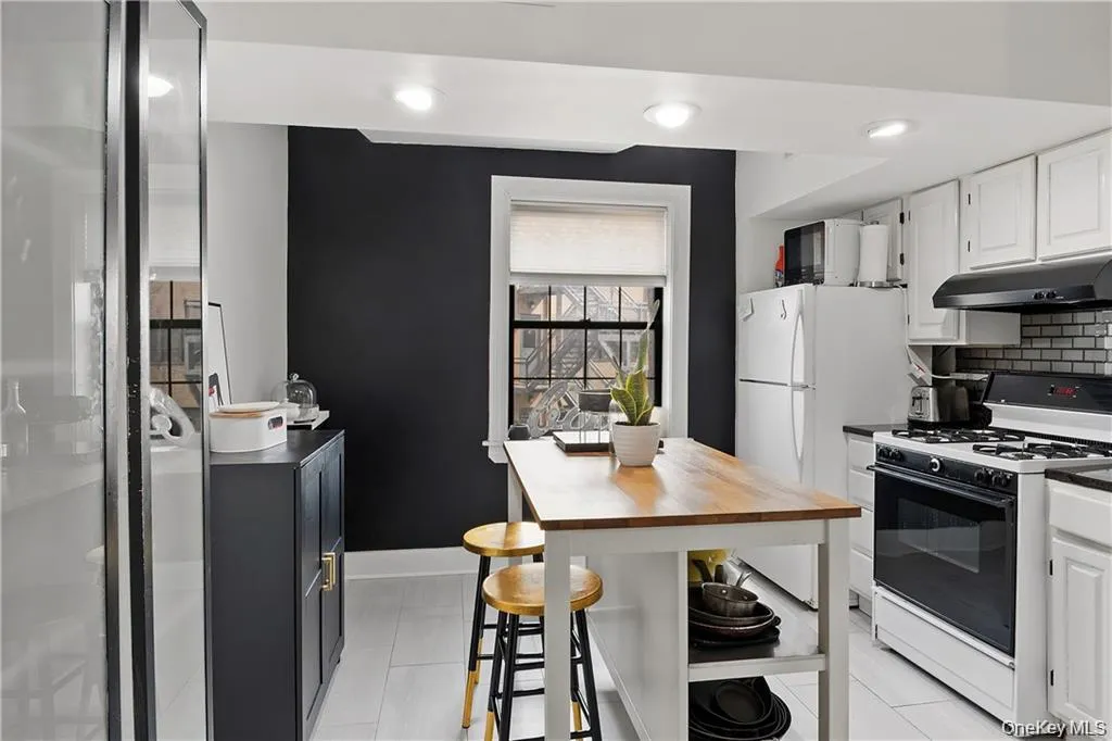 23 Old Mamaroneck Road, White Plains, NY, 2 Bedrooms Bedrooms, 4 Rooms Rooms,1 BathroomBathrooms,Residential,For Rent,Old Mamaroneck,0,1015080 23 Old Mamaroneck Road, White Plains, NY, 2 Bedrooms Bedrooms, 4 Rooms Rooms,1 BathroomBathrooms,Residential,For Rent,Old Mamaroneck,0,1015080