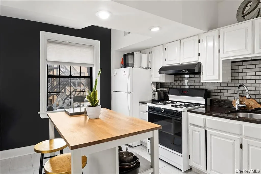 23 Old Mamaroneck Road, White Plains, NY, 2 Bedrooms Bedrooms, 4 Rooms Rooms,1 BathroomBathrooms,Residential,For Rent,Old Mamaroneck,0,1015080 23 Old Mamaroneck Road, White Plains, NY, 2 Bedrooms Bedrooms, 4 Rooms Rooms,1 BathroomBathrooms,Residential,For Rent,Old Mamaroneck,0,1015080