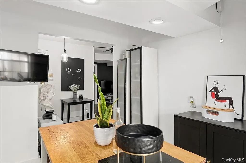 23 Old Mamaroneck Road, White Plains, NY, 2 Bedrooms Bedrooms, 4 Rooms Rooms,1 BathroomBathrooms,Residential,For Rent,Old Mamaroneck,0,1015080 23 Old Mamaroneck Road, White Plains, NY, 2 Bedrooms Bedrooms, 4 Rooms Rooms,1 BathroomBathrooms,Residential,For Rent,Old Mamaroneck,0,1015080