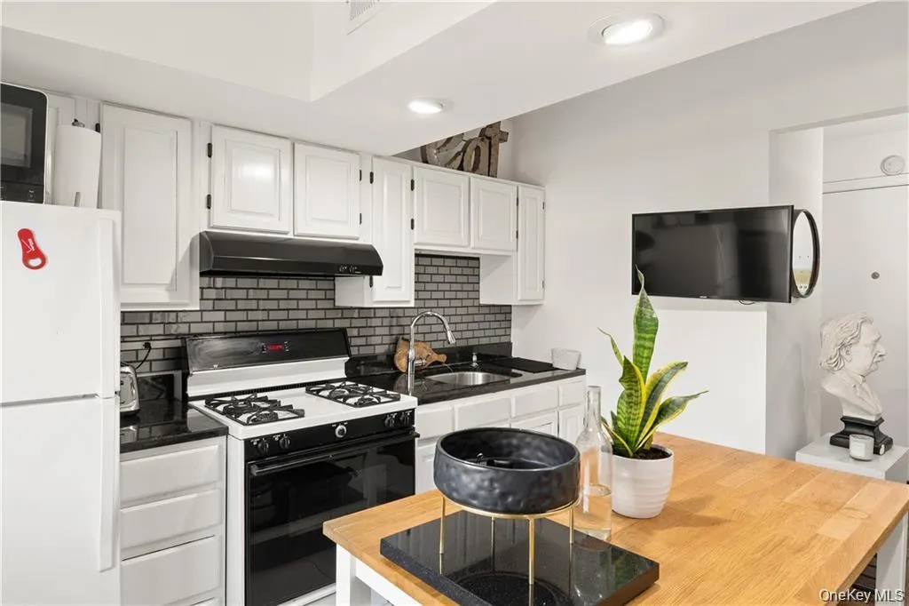 23 Old Mamaroneck Road, White Plains, NY, 2 Bedrooms Bedrooms, 4 Rooms Rooms,1 BathroomBathrooms,Residential,For Rent,Old Mamaroneck,0,1015080 23 Old Mamaroneck Road, White Plains, NY, 2 Bedrooms Bedrooms, 4 Rooms Rooms,1 BathroomBathrooms,Residential,For Rent,Old Mamaroneck,0,1015080