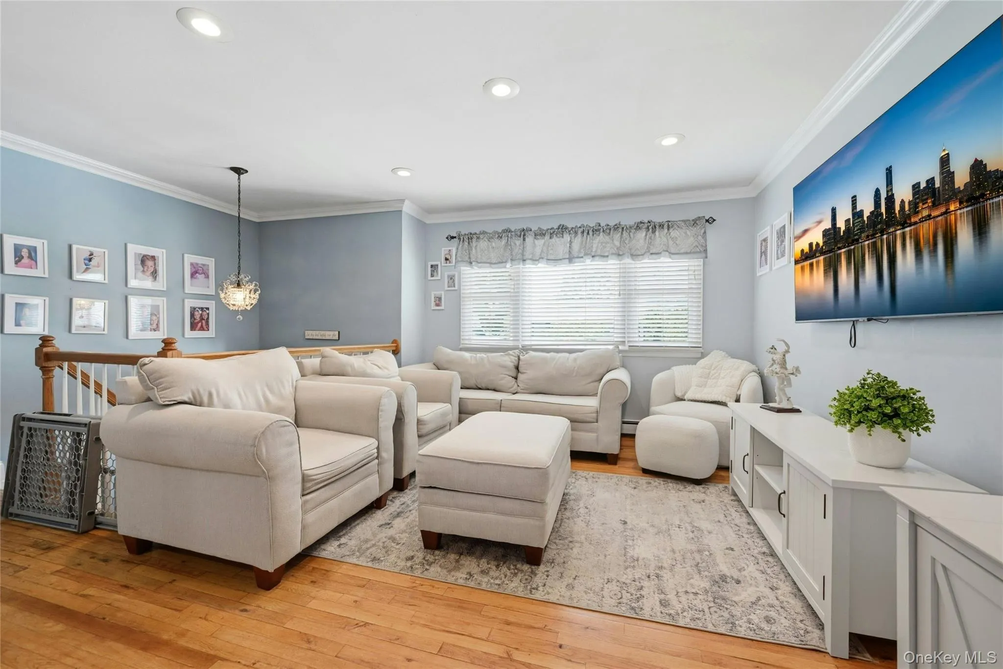 Large Light & Bright Living Room... Large Light & Bright Living Room...