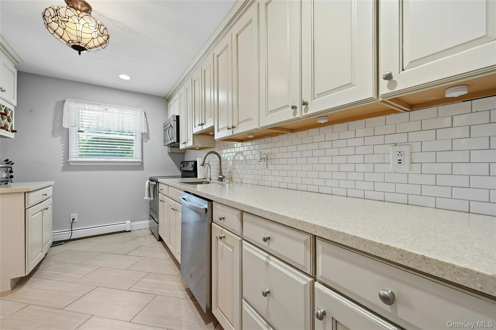 Lots Of Counter & Cabinet Space Lots Of Counter & Cabinet Space