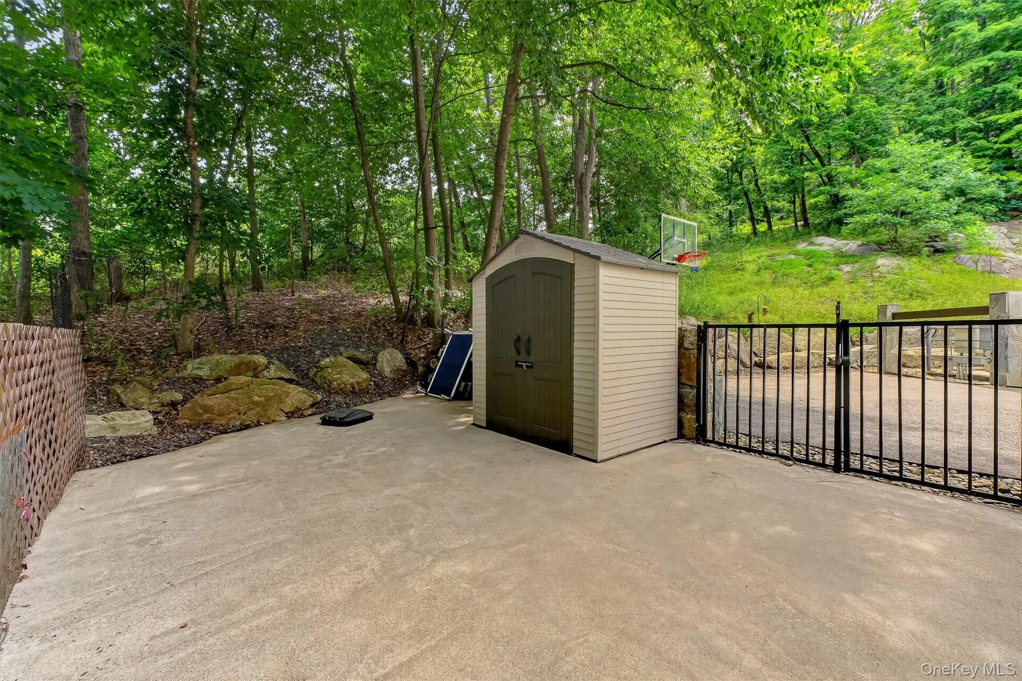 Fenced in dog pen or many other uses! Fenced in dog pen or many other uses!