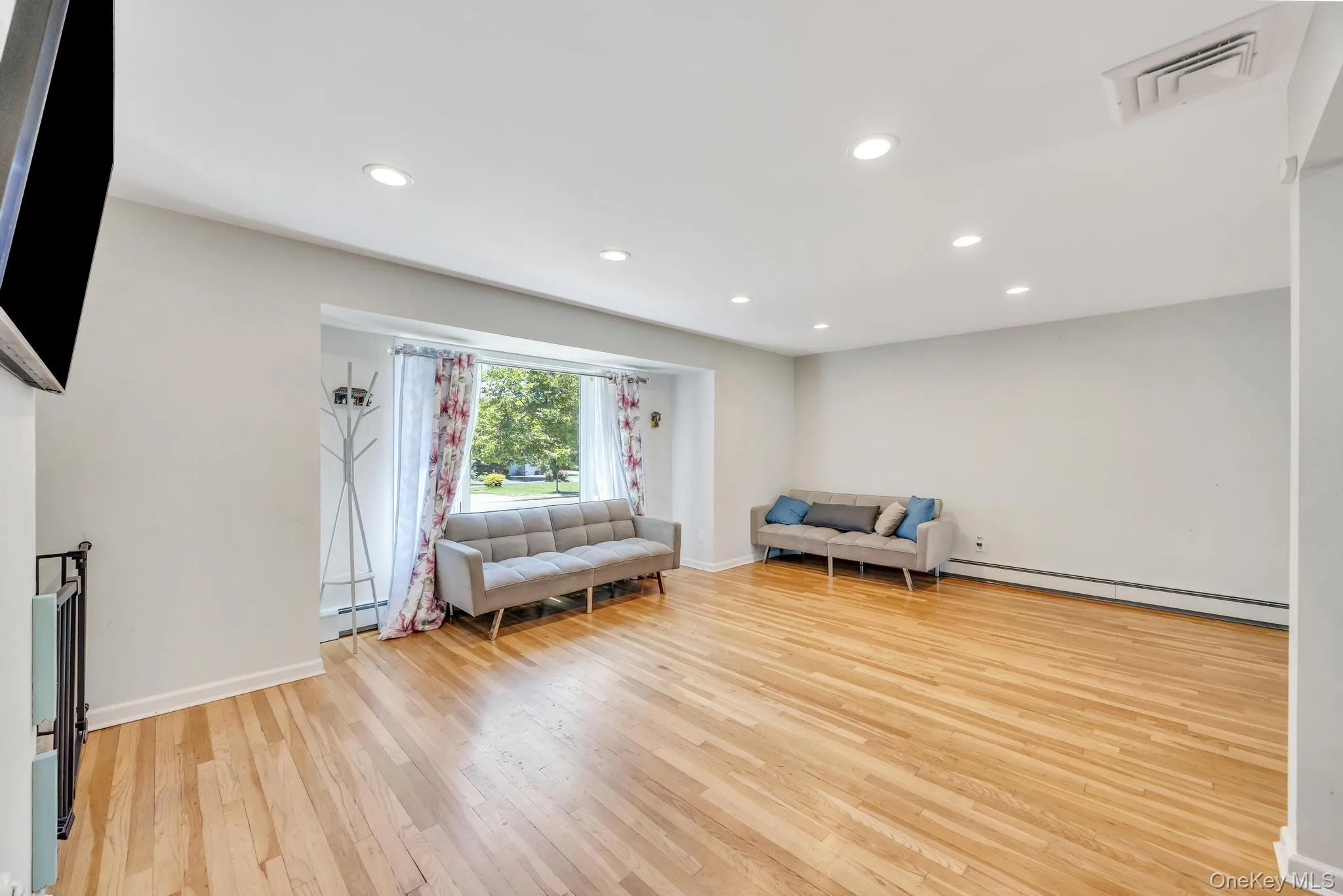 99 Burr Road, Huntington, NY, 4 Bedrooms Bedrooms, 7 Rooms Rooms,2 BathroomsBathrooms,Residential,For Rent,Burr,0,1015112 99 Burr Road, Huntington, NY, 4 Bedrooms Bedrooms, 7 Rooms Rooms,2 BathroomsBathrooms,Residential,For Rent,Burr,0,1015112