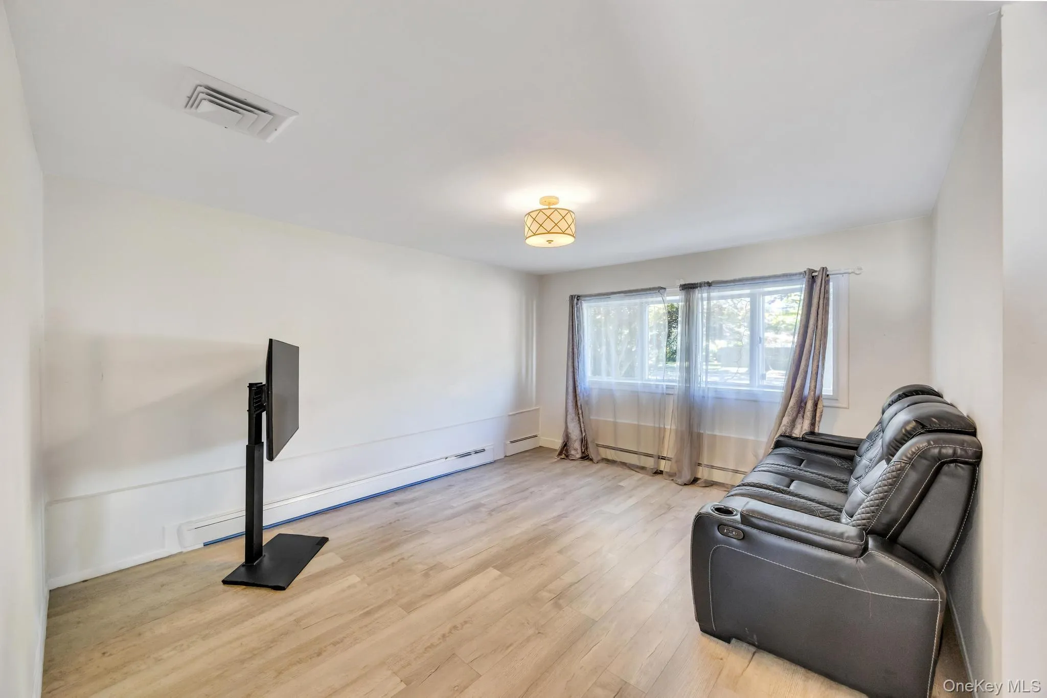 99 Burr Road, Huntington, NY, 4 Bedrooms Bedrooms, 7 Rooms Rooms,2 BathroomsBathrooms,Residential,For Rent,Burr,0,1015112 99 Burr Road, Huntington, NY, 4 Bedrooms Bedrooms, 7 Rooms Rooms,2 BathroomsBathrooms,Residential,For Rent,Burr,0,1015112