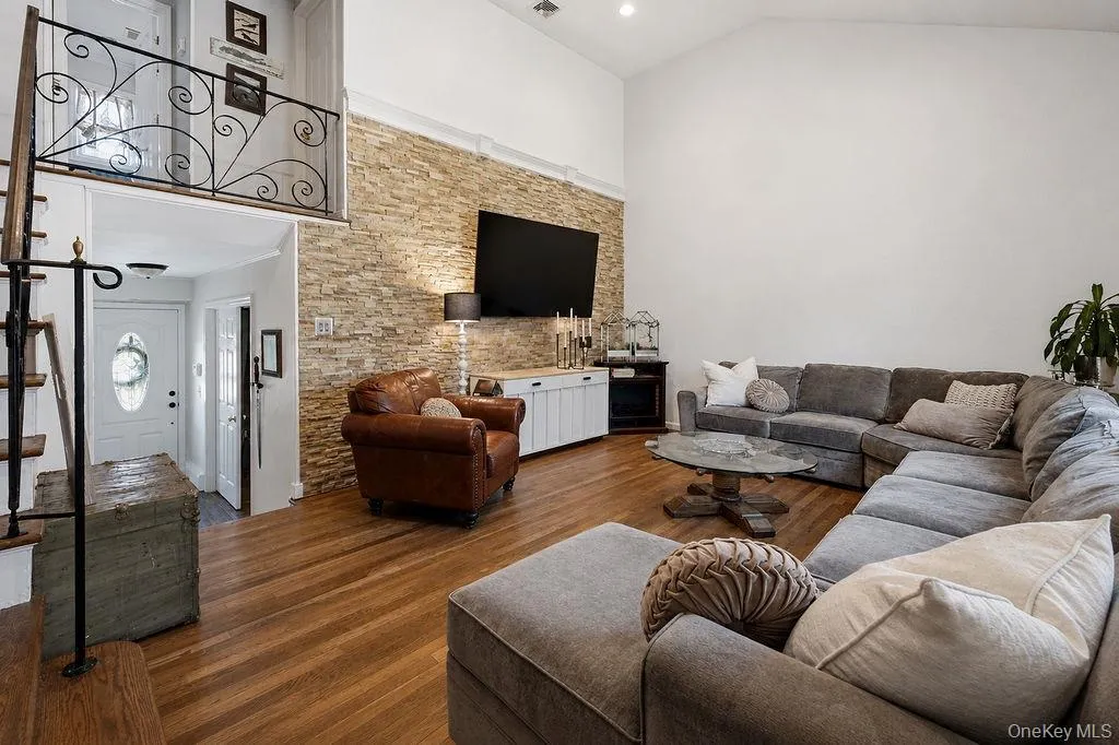 26 Cedar Street, Oyster Bay, NY, 4 Bedrooms Bedrooms, 7 Rooms Rooms,1 BathroomBathrooms,Residential,For Rent,Cedar,0,1015141 26 Cedar Street, Oyster Bay, NY, 4 Bedrooms Bedrooms, 7 Rooms Rooms,1 BathroomBathrooms,Residential,For Rent,Cedar,0,1015141