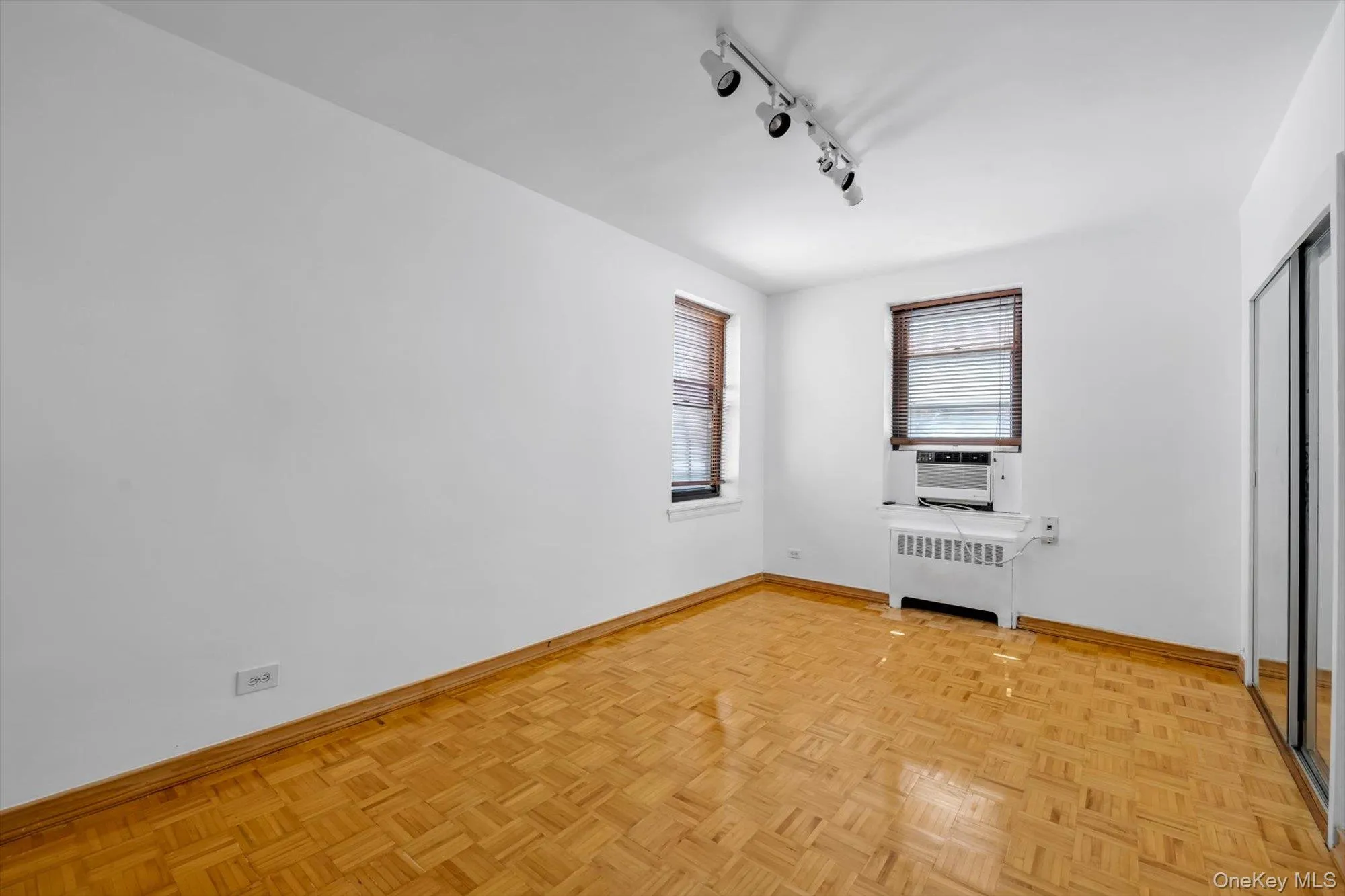 32-20 89th Street, New York, NY, 2 Bedrooms Bedrooms, 5 Rooms Rooms,1 BathroomBathrooms,Residential,For Rent,89th,0,1015167 32-20 89th Street, New York, NY, 2 Bedrooms Bedrooms, 5 Rooms Rooms,1 BathroomBathrooms,Residential,For Rent,89th,0,1015167