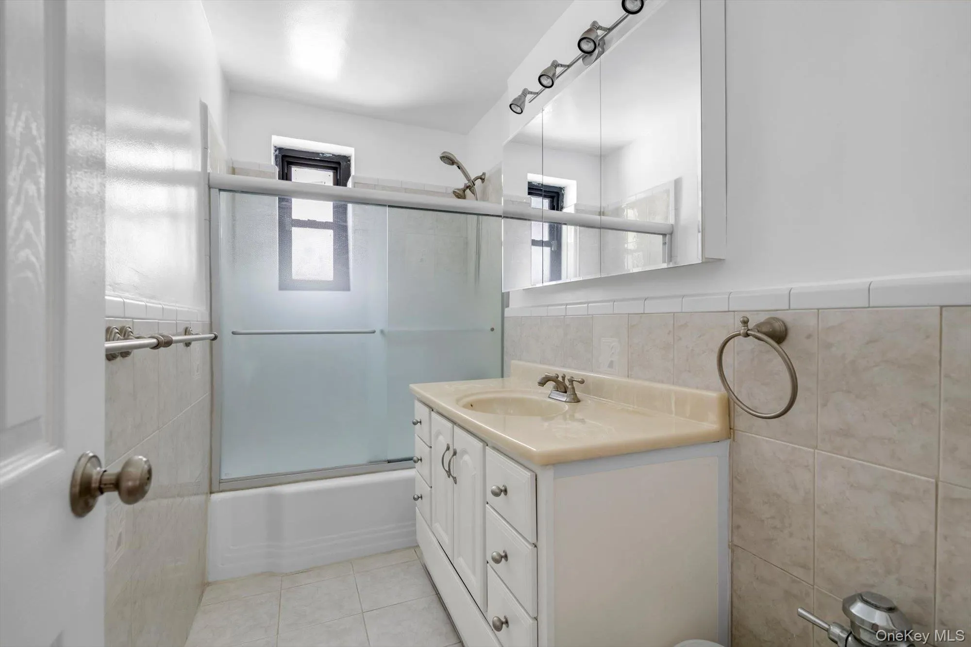 32-20 89th Street, New York, NY, 2 Bedrooms Bedrooms, 5 Rooms Rooms,1 BathroomBathrooms,Residential,For Rent,89th,0,1015167 32-20 89th Street, New York, NY, 2 Bedrooms Bedrooms, 5 Rooms Rooms,1 BathroomBathrooms,Residential,For Rent,89th,0,1015167