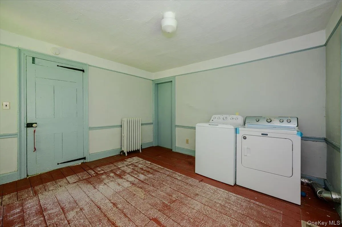 Large room that can have other uses. Large room that can have other uses.
