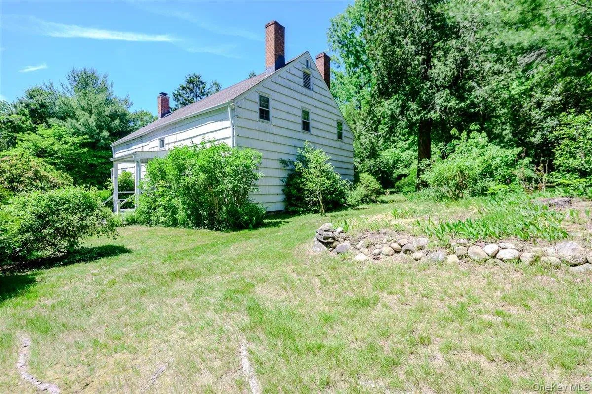 View to side of house. View to side of house.