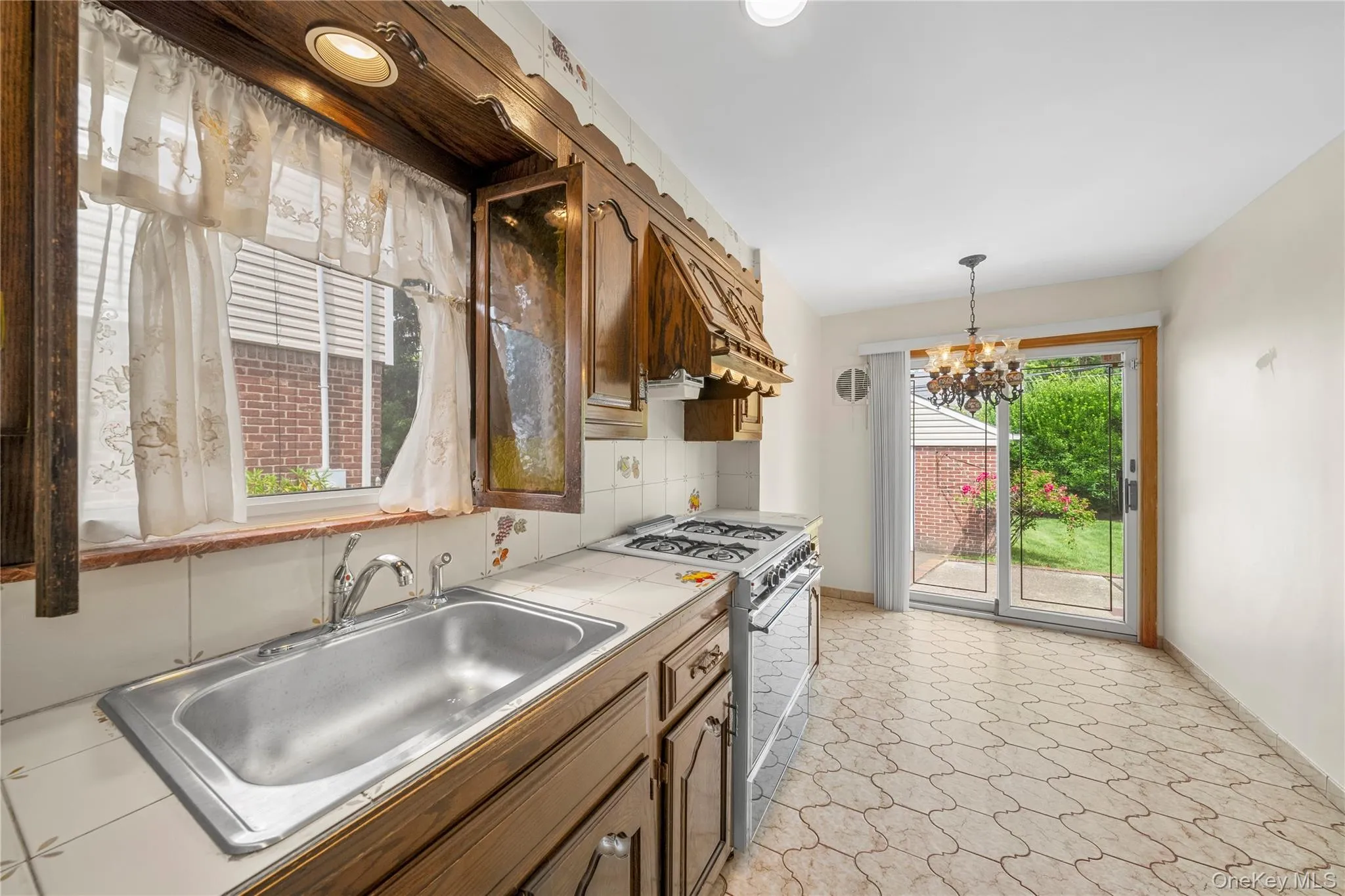 131 Primrose Drive, North Hempstead, NY, 3 Bedrooms Bedrooms, 5 Rooms Rooms,1 BathroomBathrooms,Residential,For Rent,Primrose,0,1015216 131 Primrose Drive, North Hempstead, NY, 3 Bedrooms Bedrooms, 5 Rooms Rooms,1 BathroomBathrooms,Residential,For Rent,Primrose,0,1015216