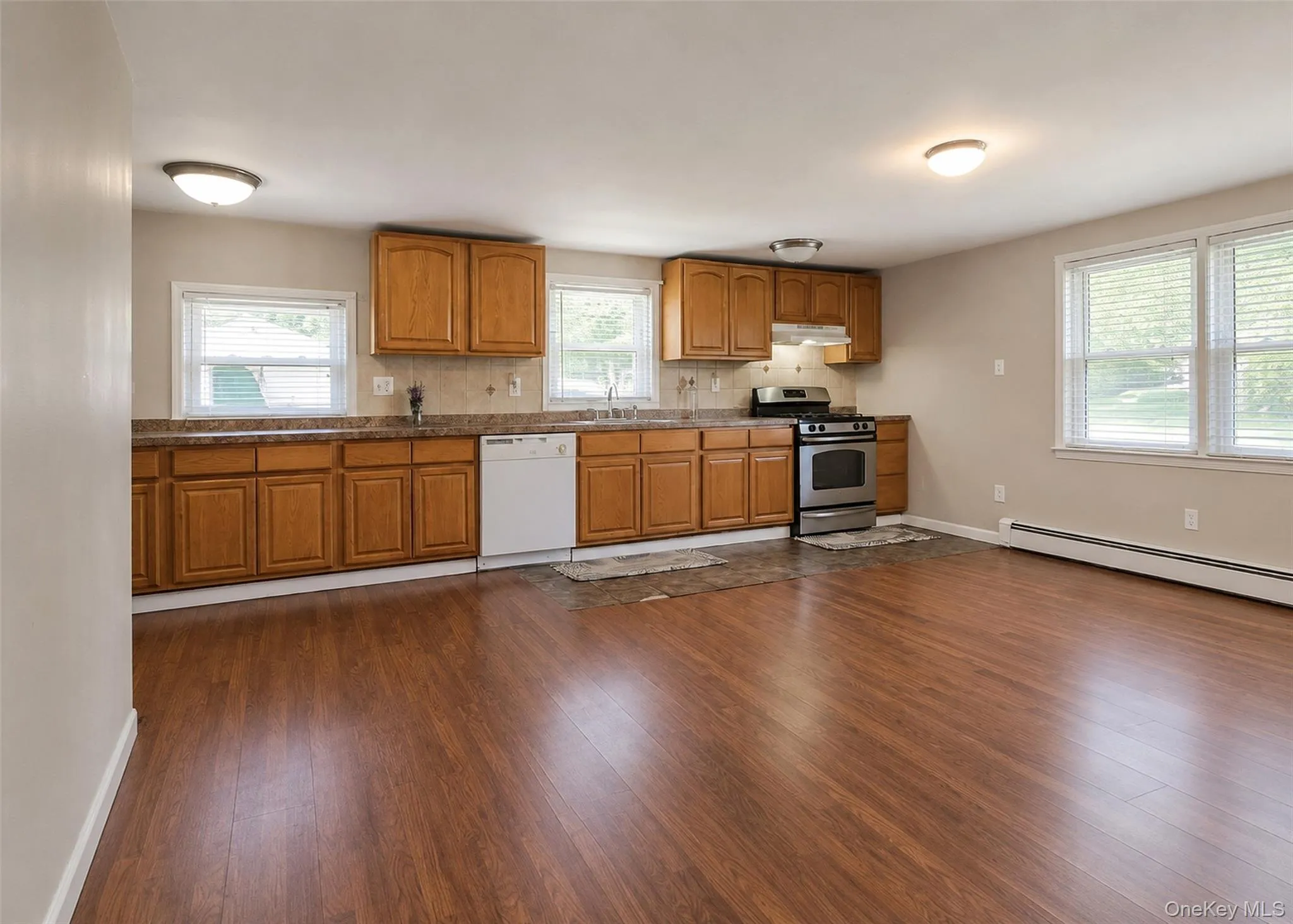 Large Open Eik W/Plenty Of Cabinet Space & Laminate Wood Flooring. Large Open Eik W/Plenty Of Cabinet Space & Laminate Wood Flooring.