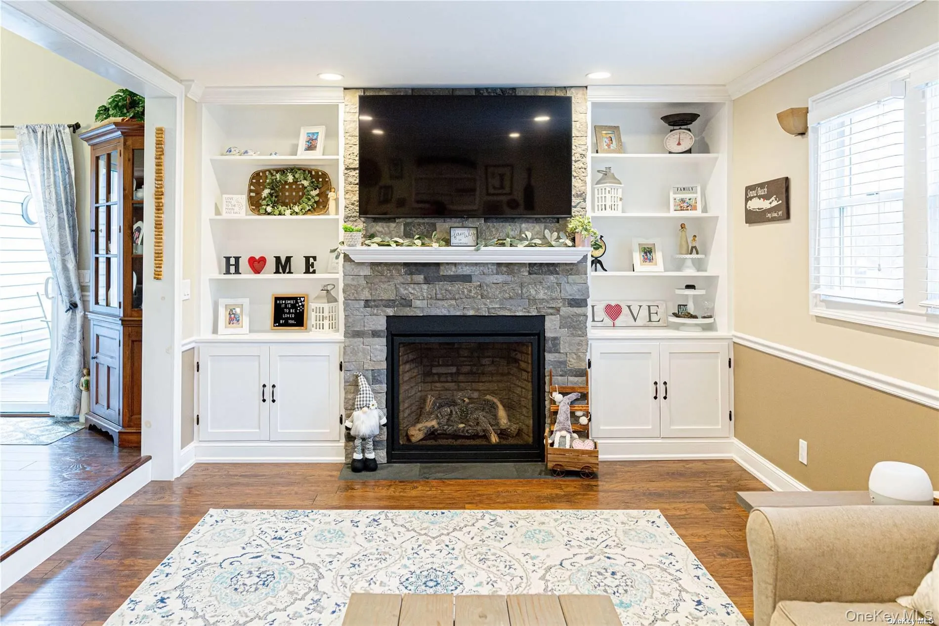 Gas Fireplace with built-ins Gas Fireplace with built-ins