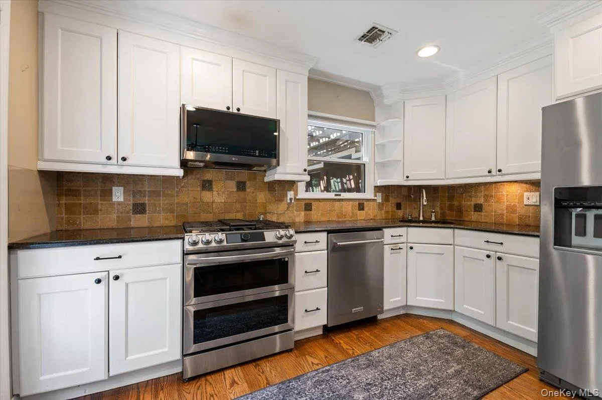 16 Brook Lane, Smithtown, NY, 4 Bedrooms Bedrooms, 9 Rooms Rooms,2 BathroomsBathrooms,Residential,For Rent,Brook,0,1015239 16 Brook Lane, Smithtown, NY, 4 Bedrooms Bedrooms, 9 Rooms Rooms,2 BathroomsBathrooms,Residential,For Rent,Brook,0,1015239
