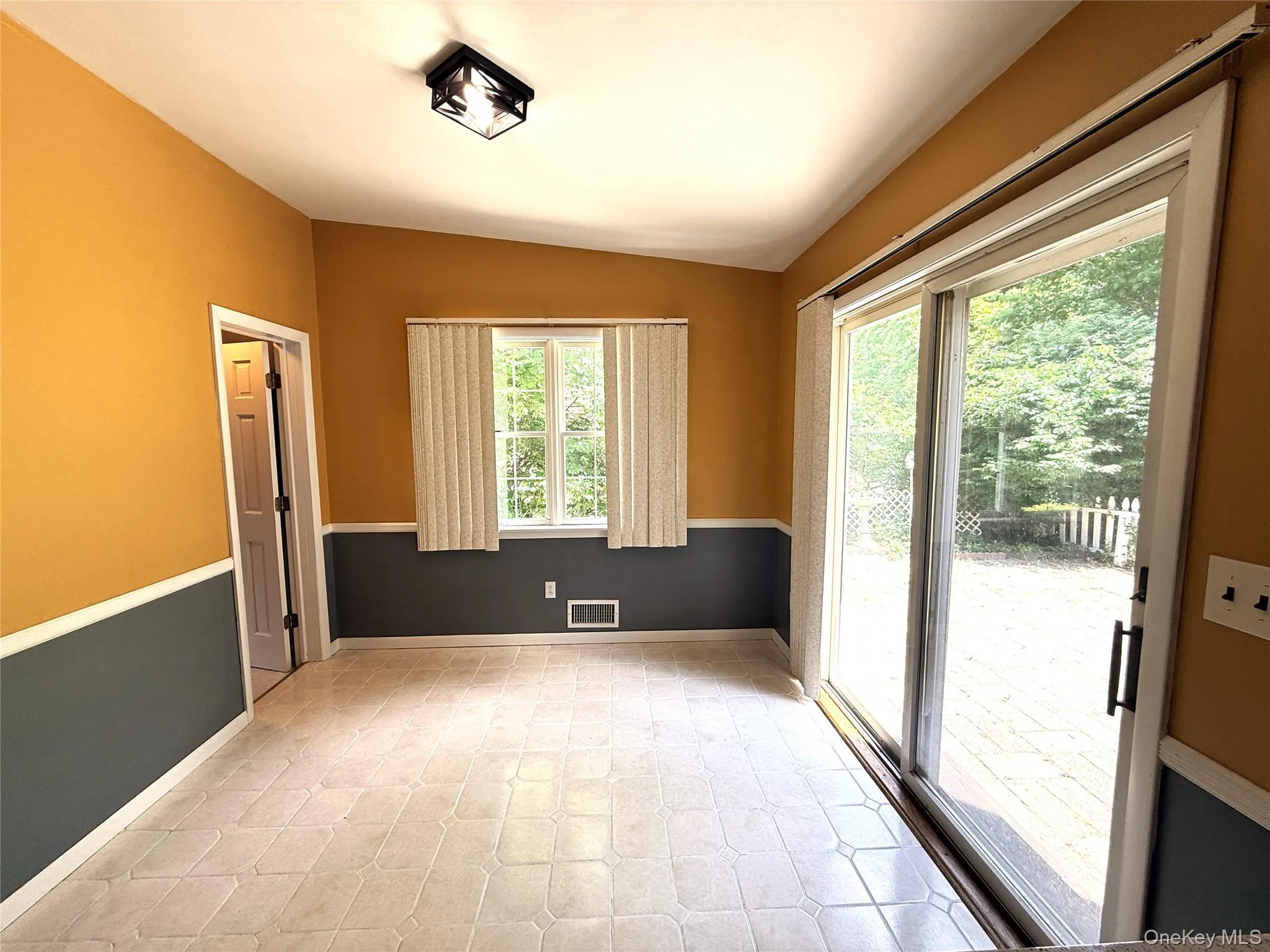 Eating area off the Kitchen with access to full Bathroom Eating area off the Kitchen with access to full Bathroom