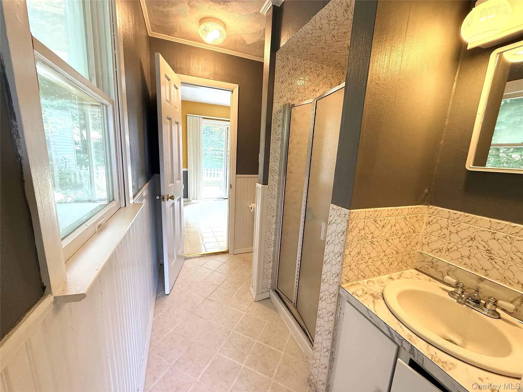 Full Bathroom with access to both Kitchen and 1st floor Bedroom Full Bathroom with access to both Kitchen and 1st floor Bedroom