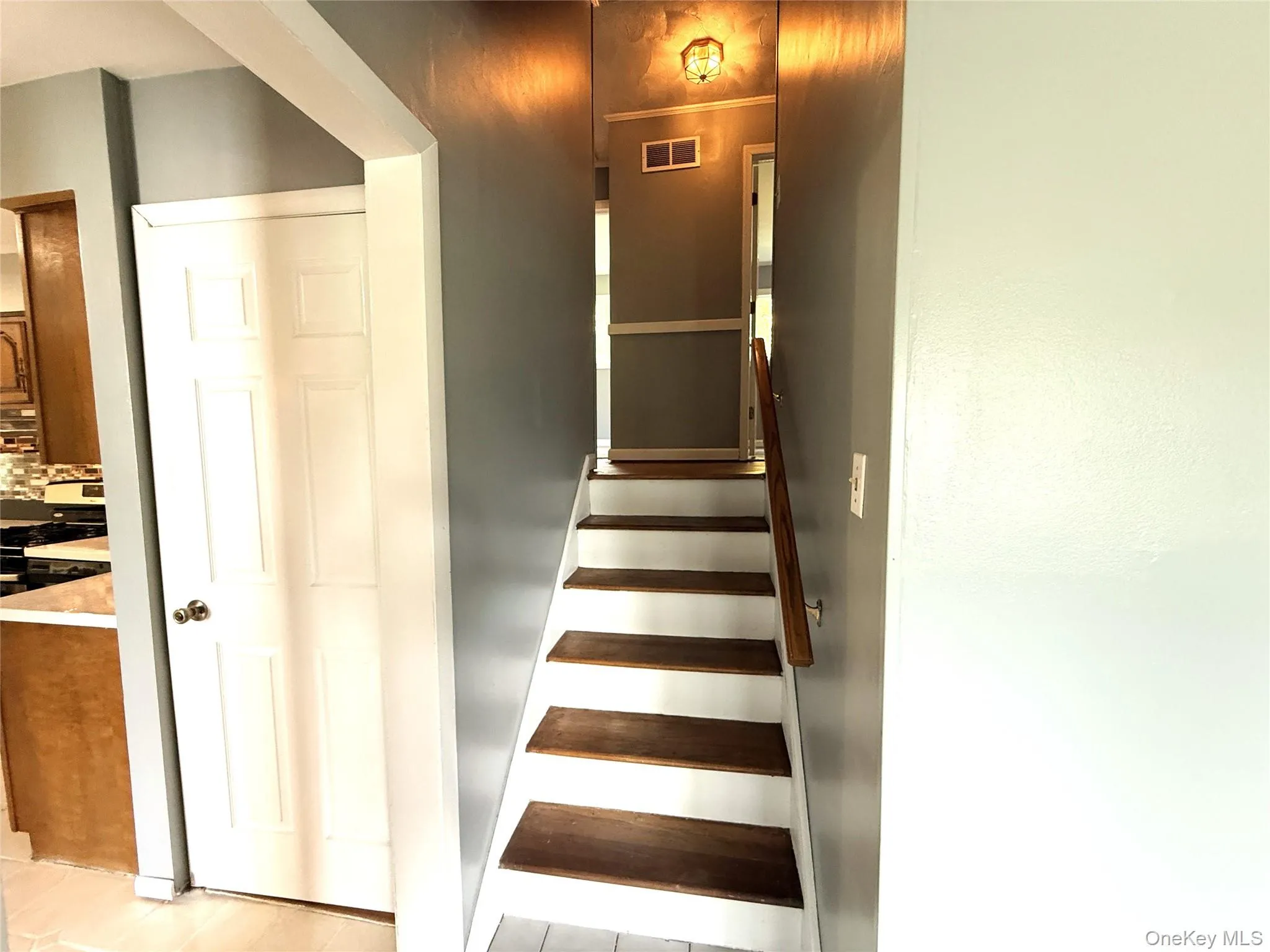 6 stairs to upper level 6 stairs to upper level