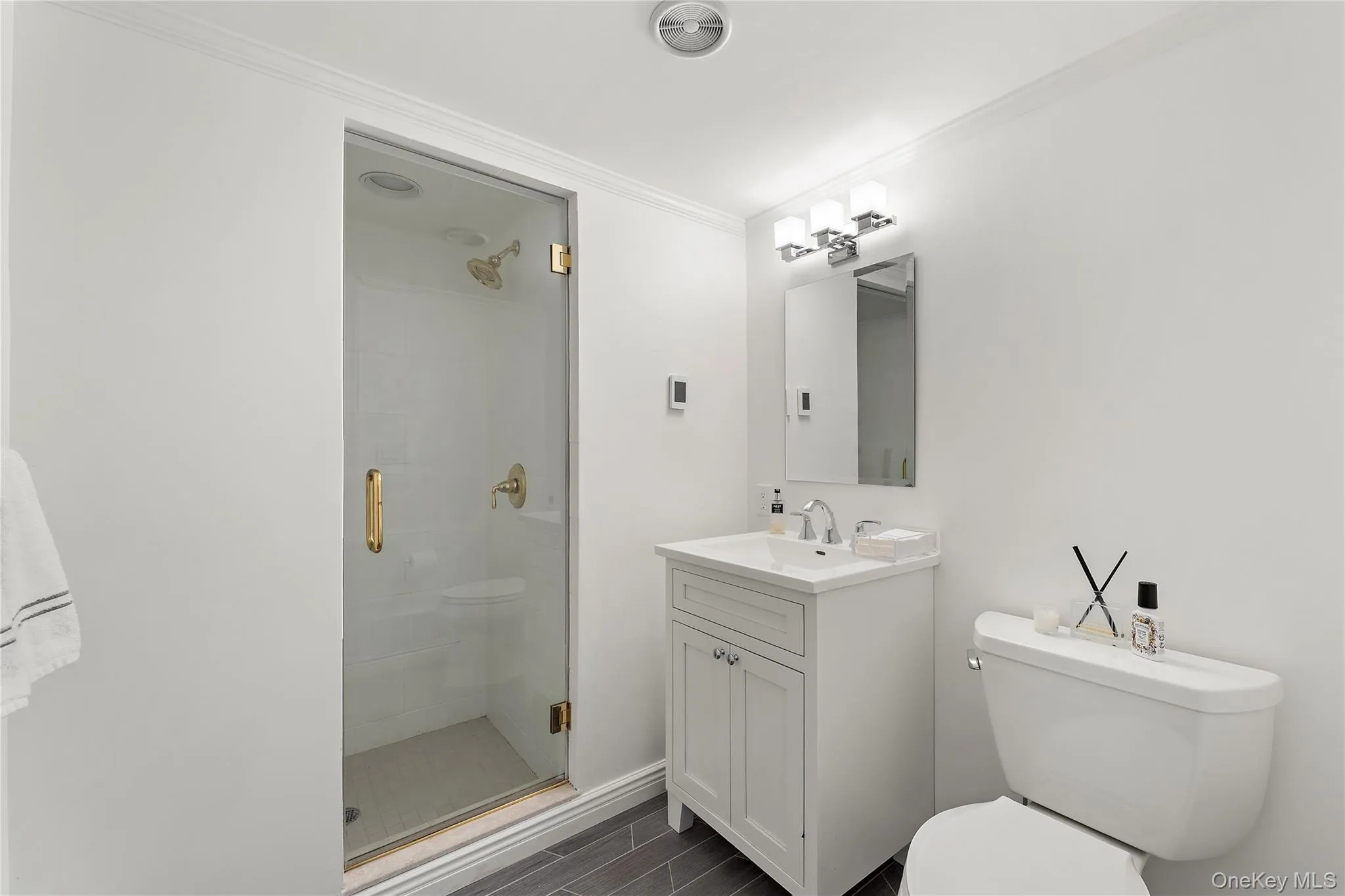 Full bathroom Full bathroom