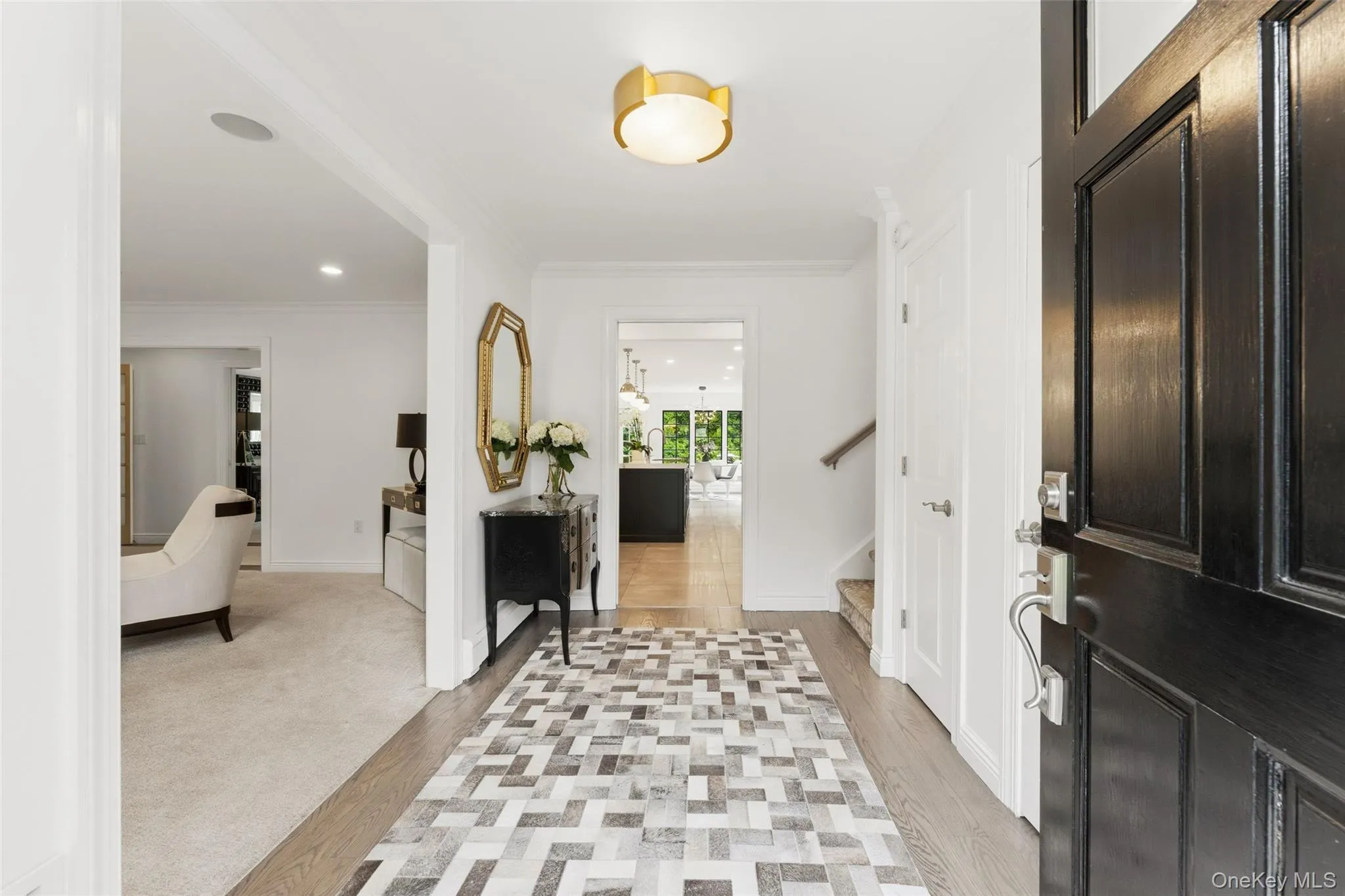 Gracious entrance foyer Gracious entrance foyer