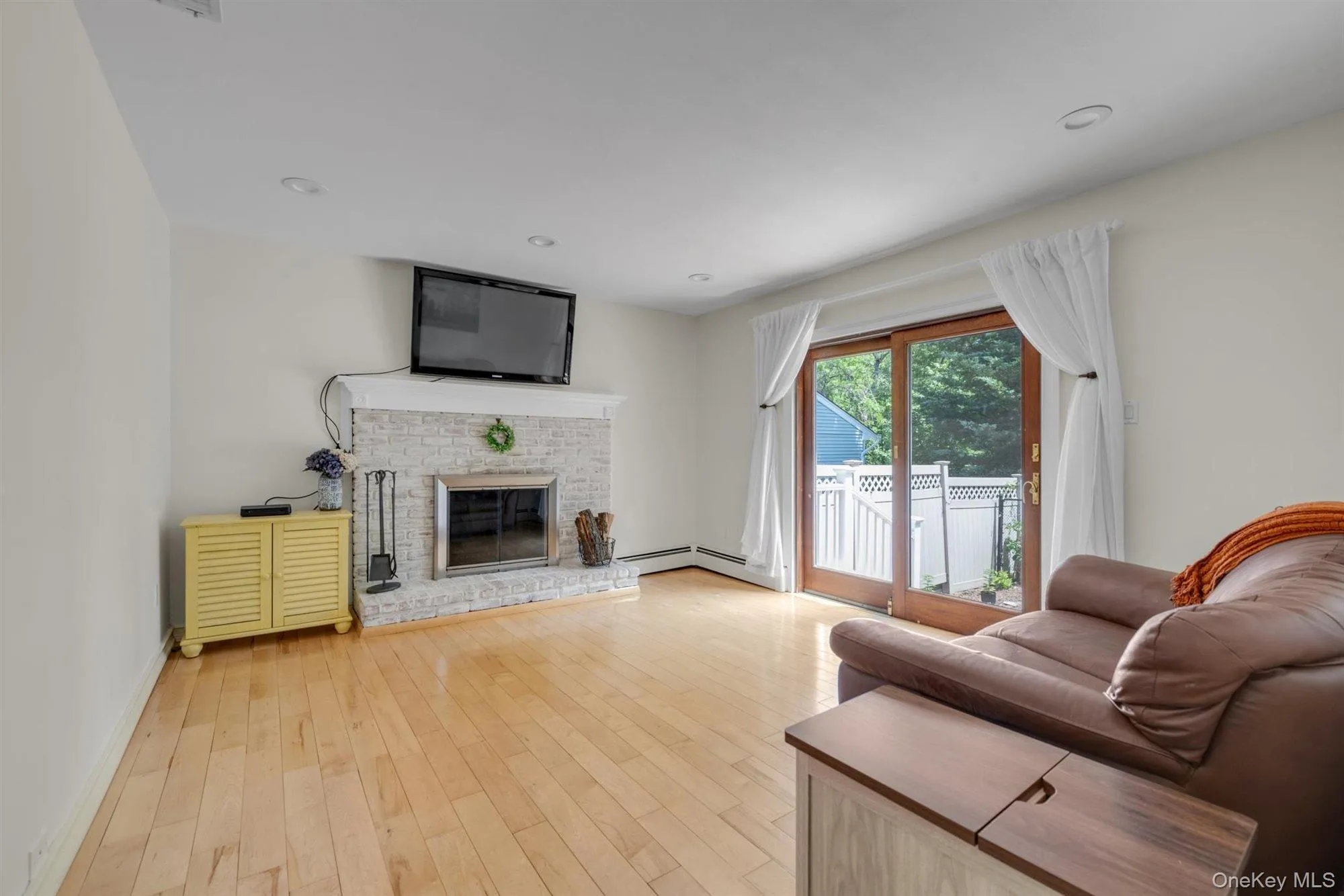 17 Broadview Avenue, Smithtown, NY, 4 Bedrooms Bedrooms, 8 Rooms Rooms,1 BathroomBathrooms,Residential,For Rent,Broadview,0,1015310 17 Broadview Avenue, Smithtown, NY, 4 Bedrooms Bedrooms, 8 Rooms Rooms,1 BathroomBathrooms,Residential,For Rent,Broadview,0,1015310