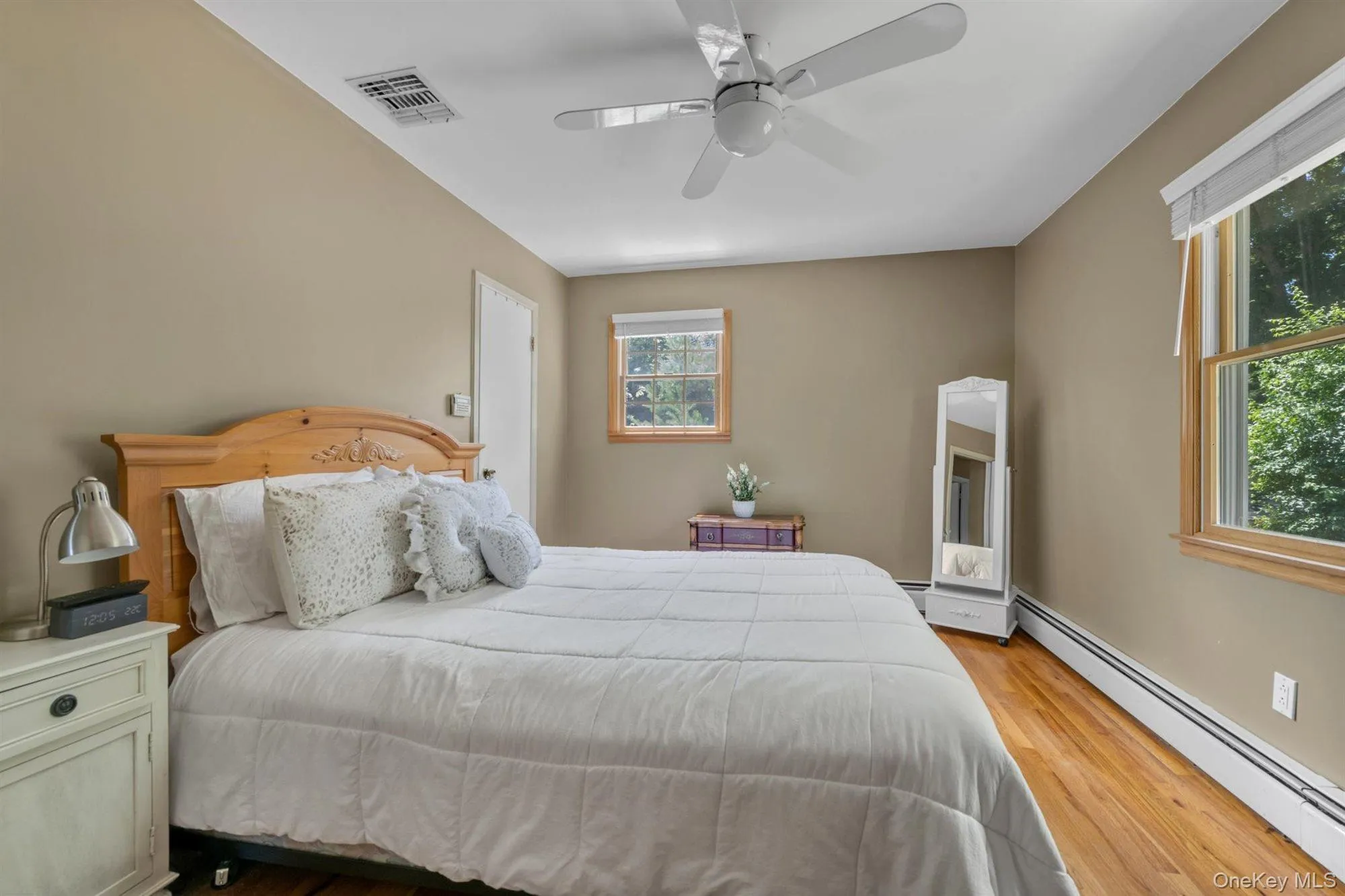 17 Broadview Avenue, Smithtown, NY, 4 Bedrooms Bedrooms, 8 Rooms Rooms,1 BathroomBathrooms,Residential,For Rent,Broadview,0,1015310 17 Broadview Avenue, Smithtown, NY, 4 Bedrooms Bedrooms, 8 Rooms Rooms,1 BathroomBathrooms,Residential,For Rent,Broadview,0,1015310