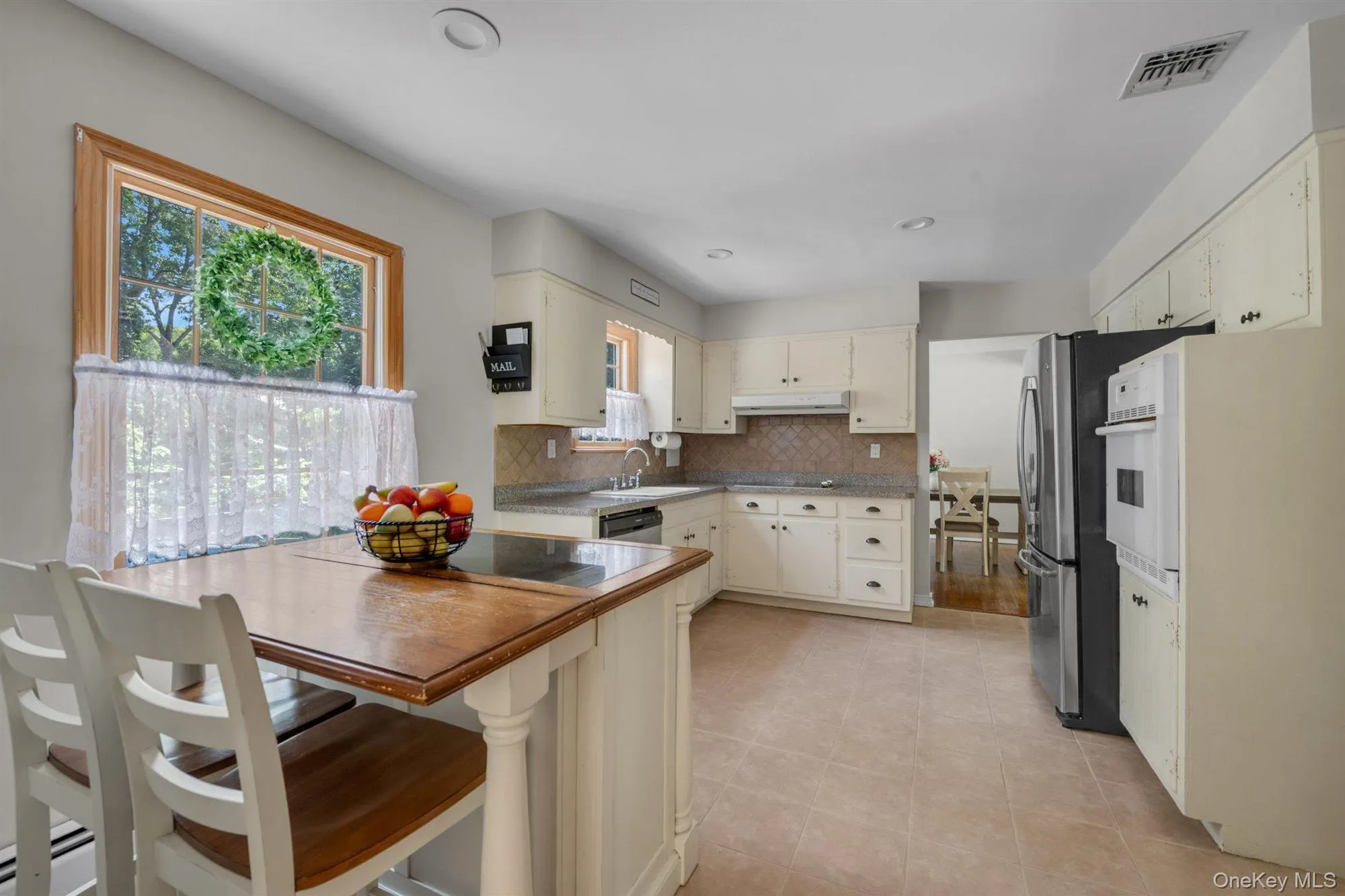 17 Broadview Avenue, Smithtown, NY, 4 Bedrooms Bedrooms, 8 Rooms Rooms,1 BathroomBathrooms,Residential,For Rent,Broadview,0,1015310 17 Broadview Avenue, Smithtown, NY, 4 Bedrooms Bedrooms, 8 Rooms Rooms,1 BathroomBathrooms,Residential,For Rent,Broadview,0,1015310