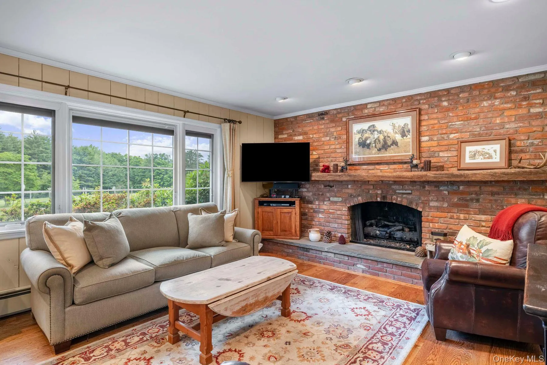 Cozy Family Room w/Gas Fireplace Cozy Family Room w/Gas Fireplace