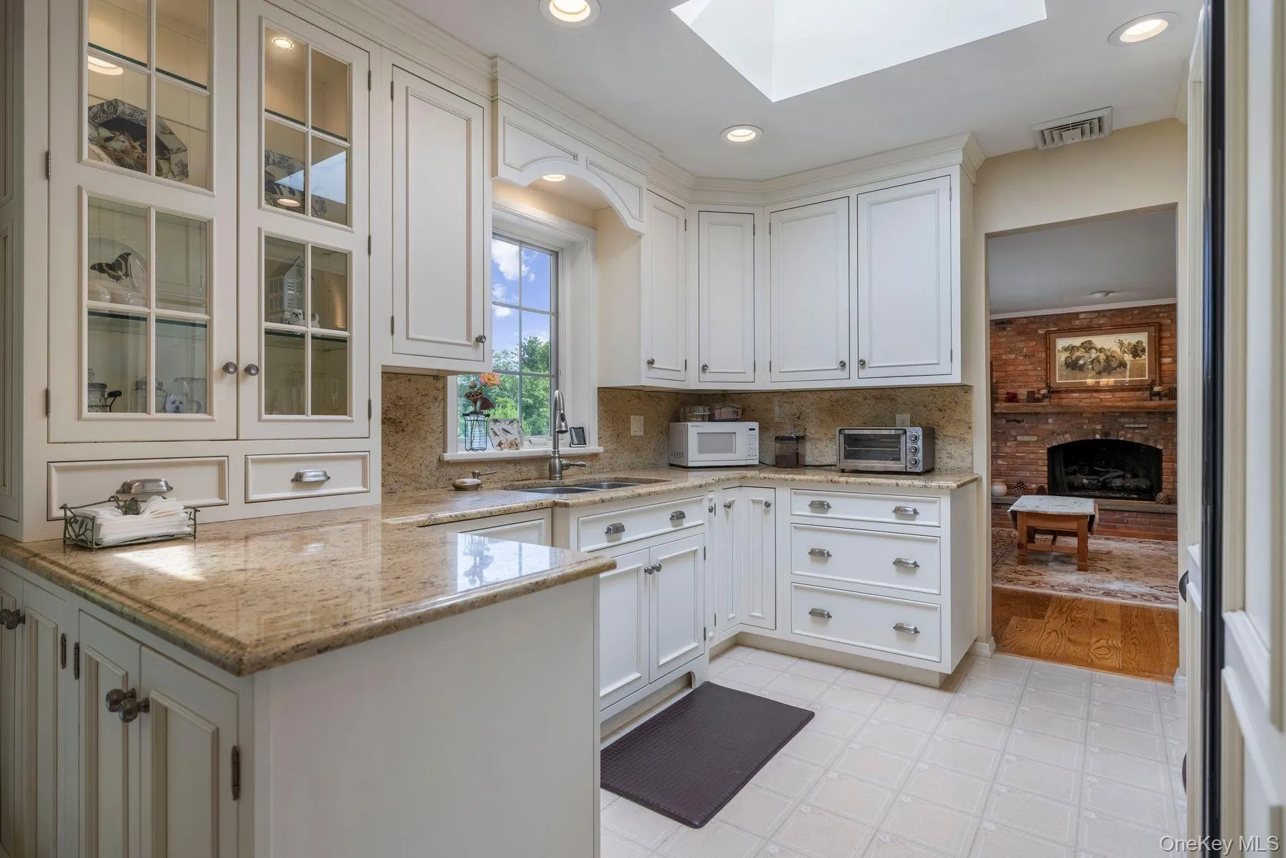 Custom Kitchen w/Granite Countertops, Pantry, Recessed Lighting Custom Kitchen w/Granite Countertops, Pantry, Recessed Lighting