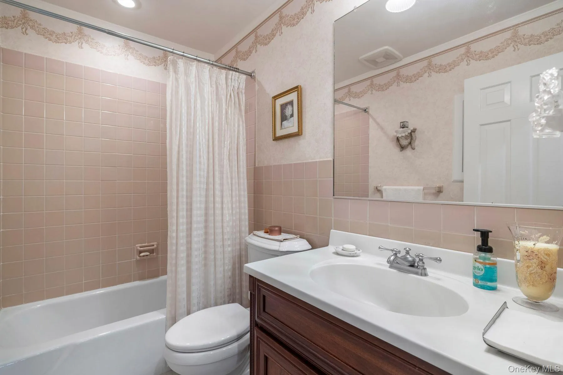 Full Guest Bath Full Guest Bath