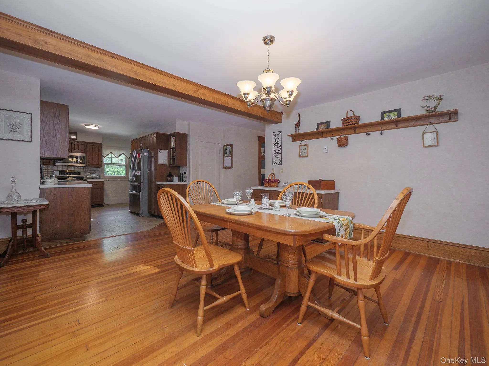 Open dining area to kitchen Open dining area to kitchen