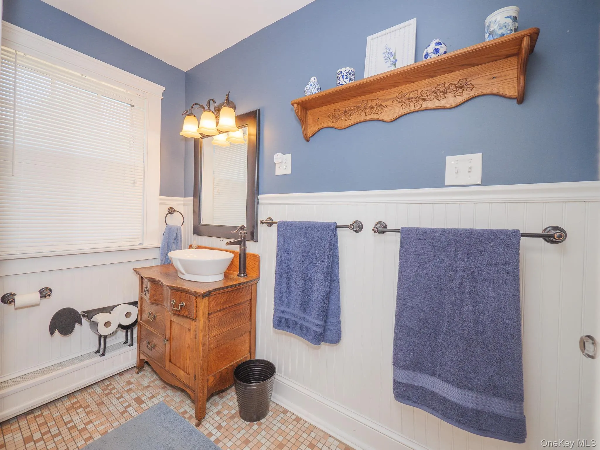 Full hall bath Full hall bath