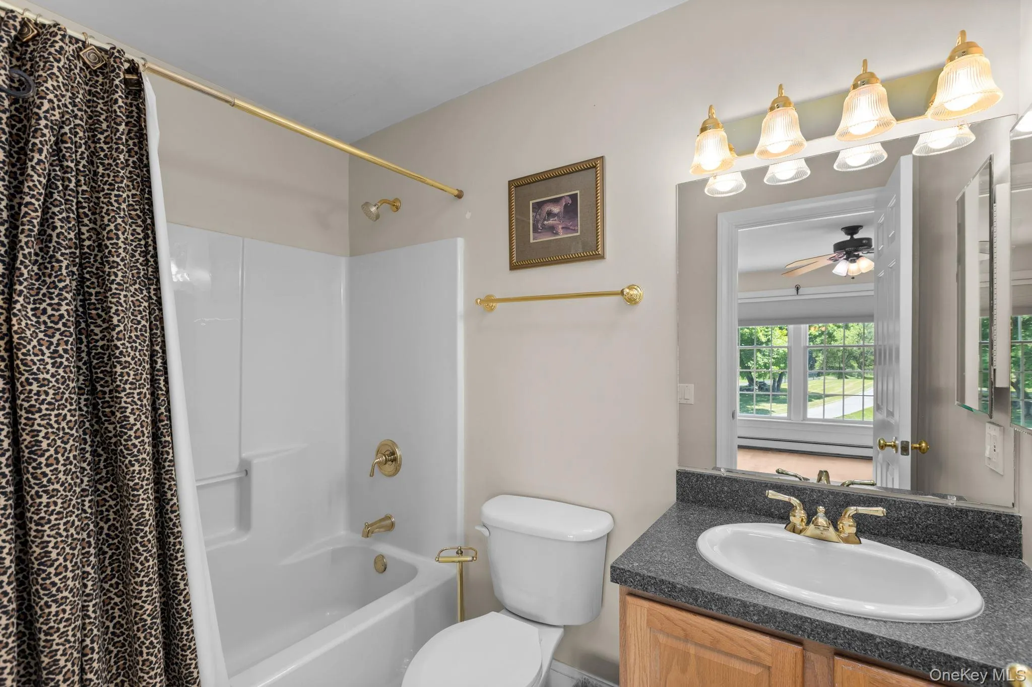 Bathroom to a 2nd bedroom Bathroom to a 2nd bedroom