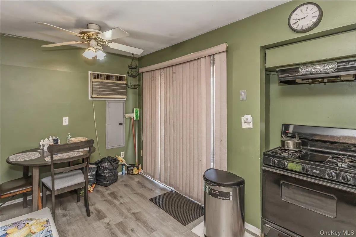 42 Larch Street, Oyster Bay, NY, 4 Bedrooms Bedrooms, 7 Rooms Rooms,2 BathroomsBathrooms,Residential,For Rent,Larch,0,KEY1015377 42 Larch Street, Oyster Bay, NY, 4 Bedrooms Bedrooms, 7 Rooms Rooms,2 BathroomsBathrooms,Residential,For Rent,Larch,0,KEY1015377