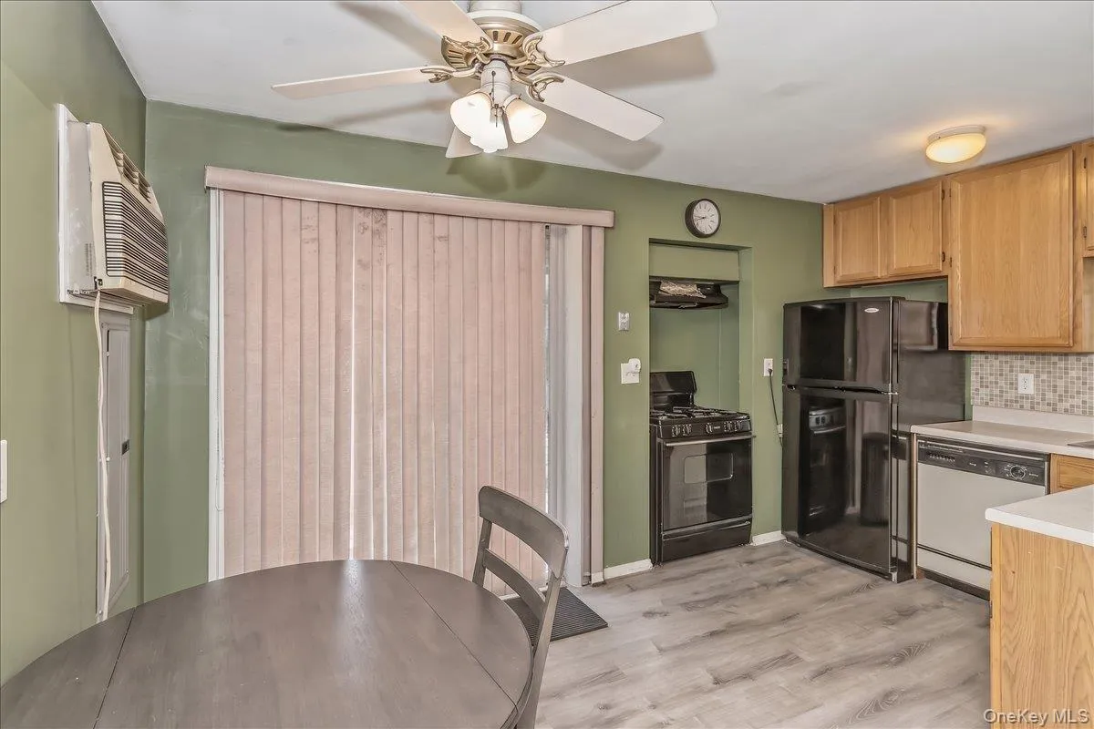 42 Larch Street, Oyster Bay, NY, 4 Bedrooms Bedrooms, 7 Rooms Rooms,2 BathroomsBathrooms,Residential,For Rent,Larch,0,KEY1015377 42 Larch Street, Oyster Bay, NY, 4 Bedrooms Bedrooms, 7 Rooms Rooms,2 BathroomsBathrooms,Residential,For Rent,Larch,0,KEY1015377