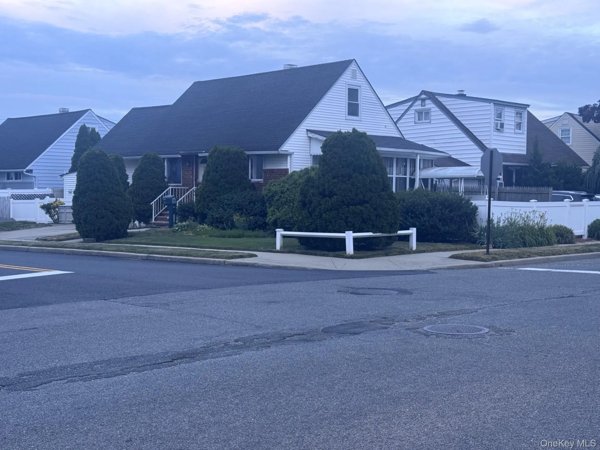 42 Larch Street, Oyster Bay, NY, 4 Bedrooms Bedrooms, 7 Rooms Rooms,2 BathroomsBathrooms,Residential,For Rent,Larch,0,1015377 42 Larch Street, Oyster Bay, NY, 4 Bedrooms Bedrooms, 7 Rooms Rooms,2 BathroomsBathrooms,Residential,For Rent,Larch,0,1015377