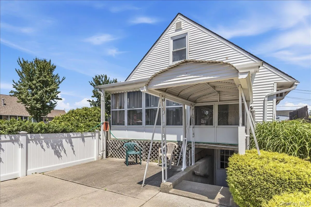 42 Larch Street, Oyster Bay, NY, 4 Bedrooms Bedrooms, 7 Rooms Rooms,2 BathroomsBathrooms,Residential,For Rent,Larch,0,KEY1015377 42 Larch Street, Oyster Bay, NY, 4 Bedrooms Bedrooms, 7 Rooms Rooms,2 BathroomsBathrooms,Residential,For Rent,Larch,0,KEY1015377
